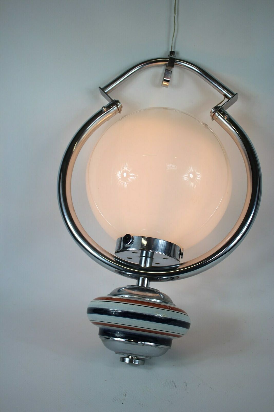 Vintage Opaline Hanglamp – Bol In Verchroomd Buisframe Met Keramische Voet photo Verlichting