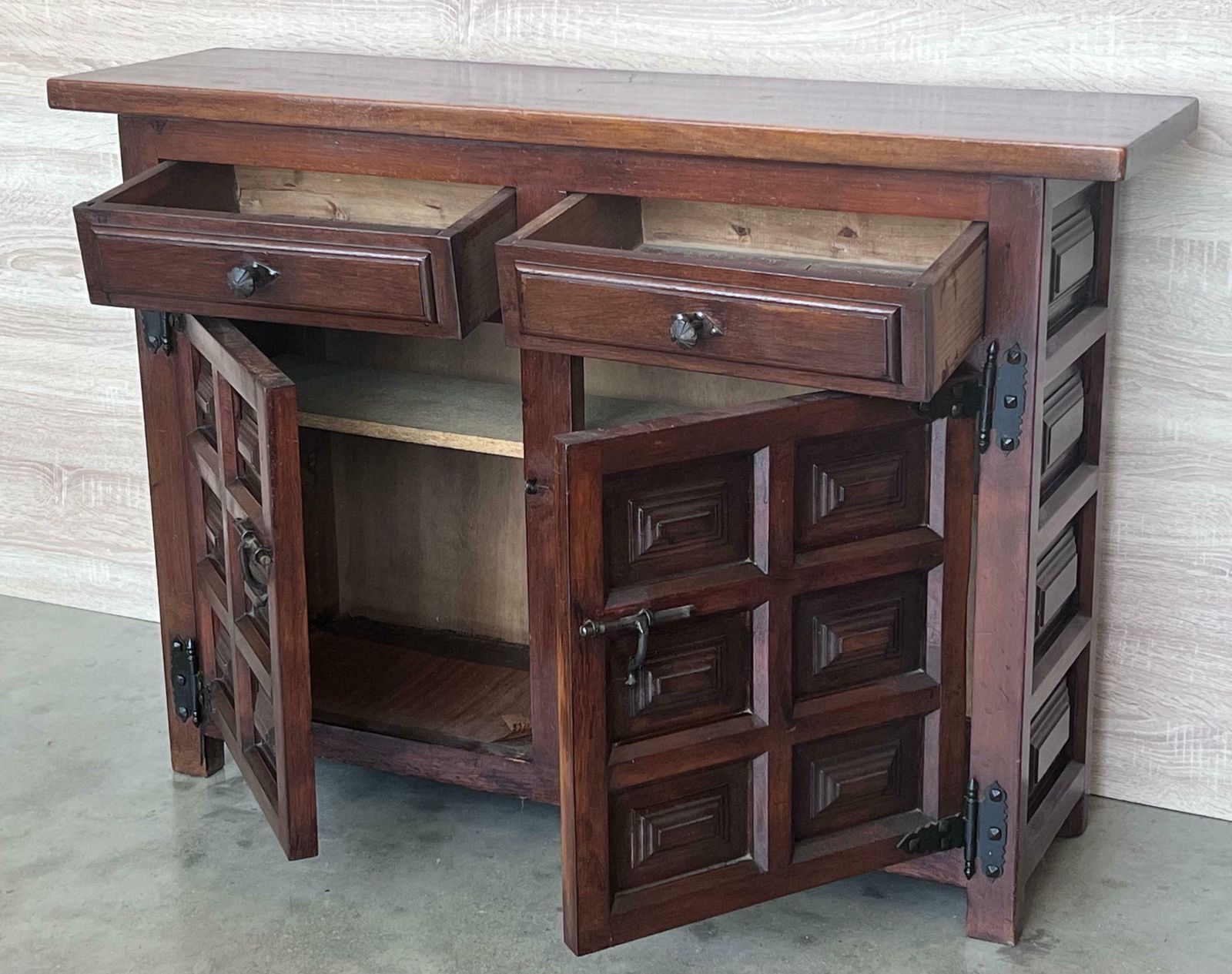 Buffet baroque espagnol catalan du XXe siècle en noyer sombre, étroit photo 3696.0
