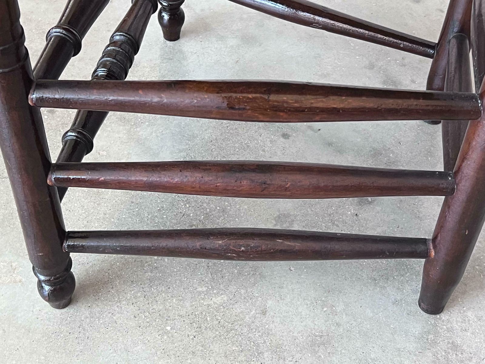 photo for sale Paire de fauteuils espagnols à dossier en fer à cheval et cannage
