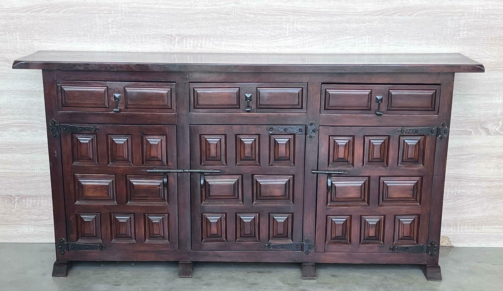 Buffet baroque catalan en noyer sculpté, style toscan, trois tiroirs photo furniture