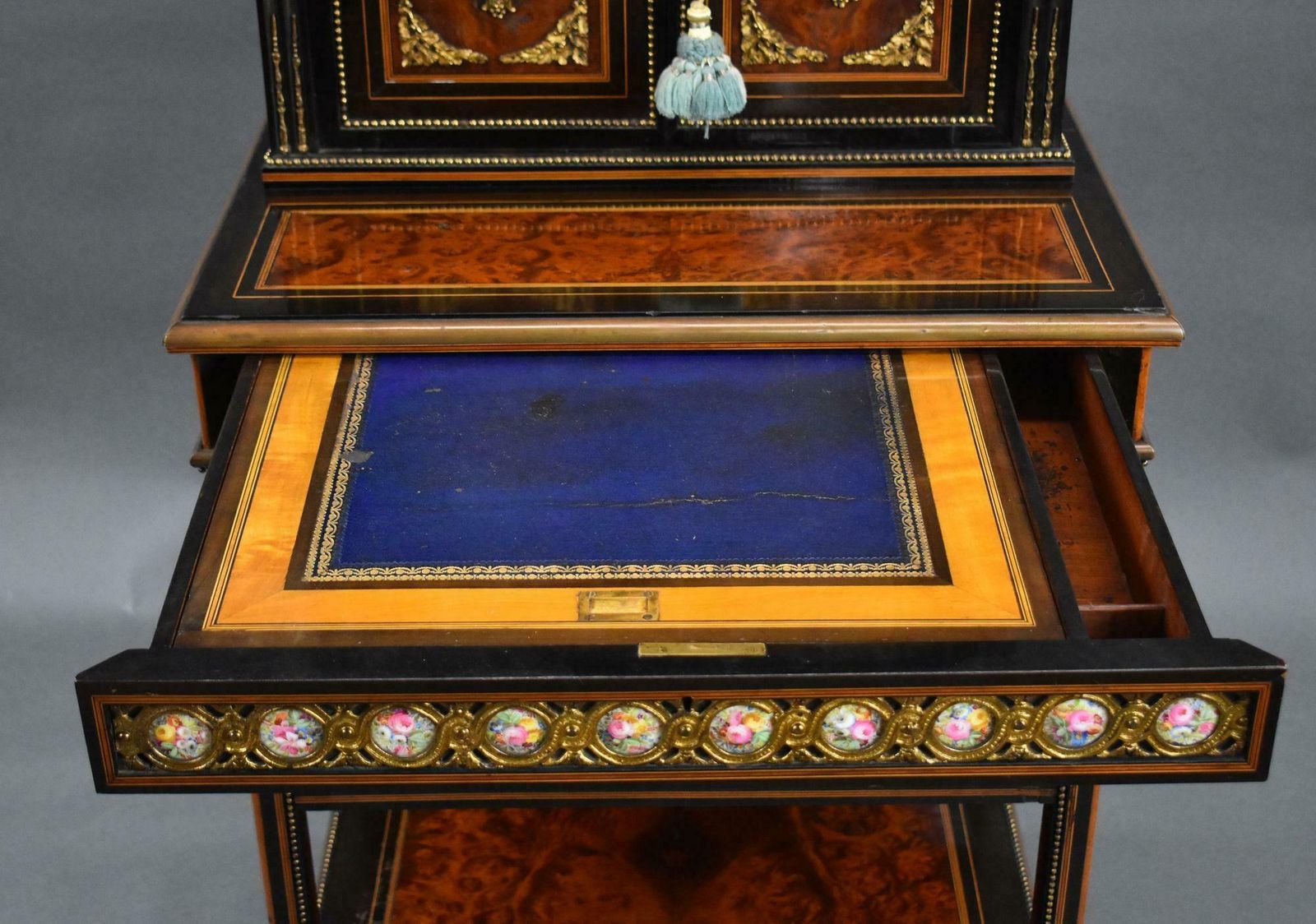 photo furniture 19th Century French Bonheur Du Jour