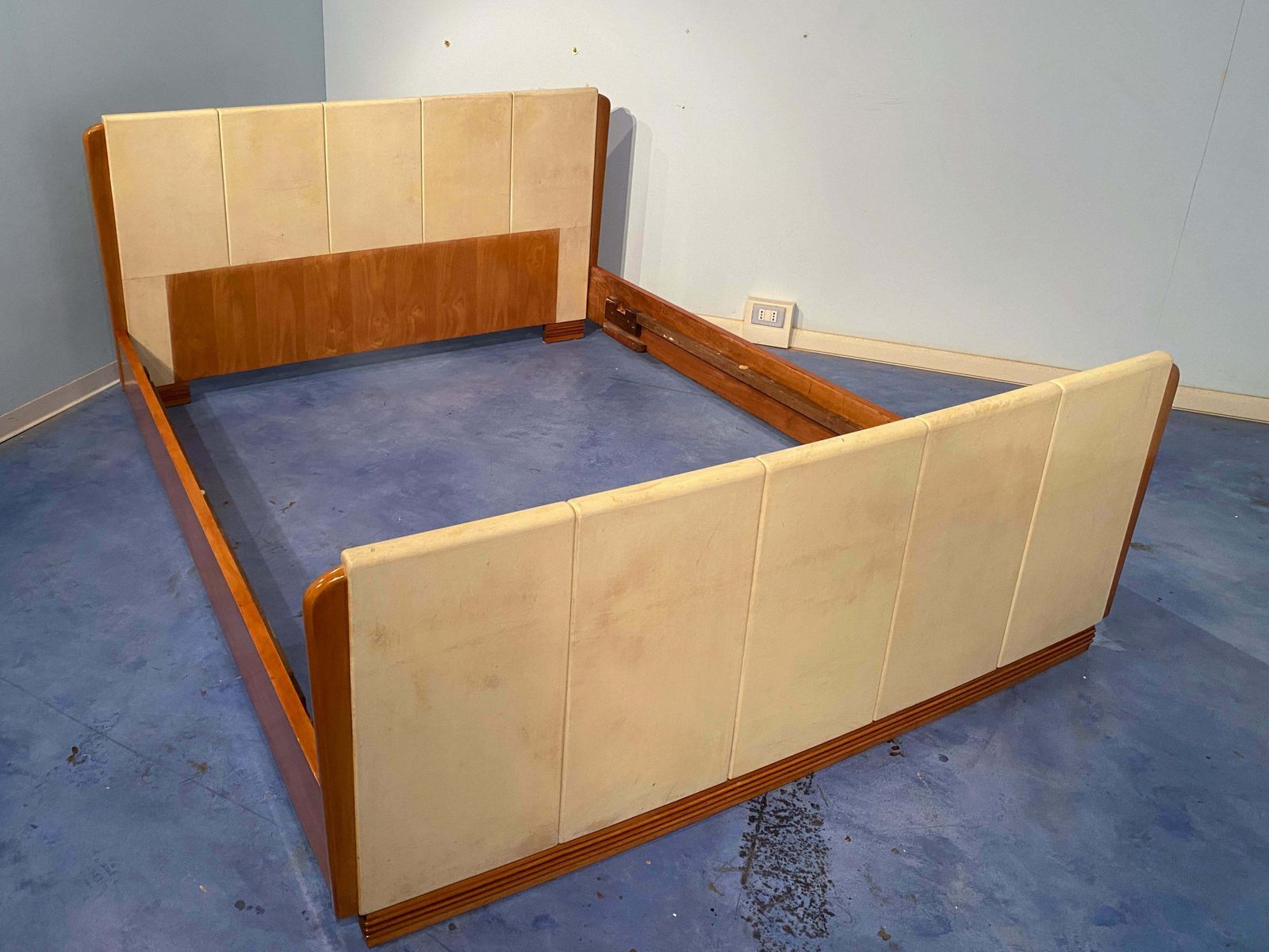 photo vintage Italian Midcentury Cherry Parchment Bed By Osvaldo Borsani, 1950s