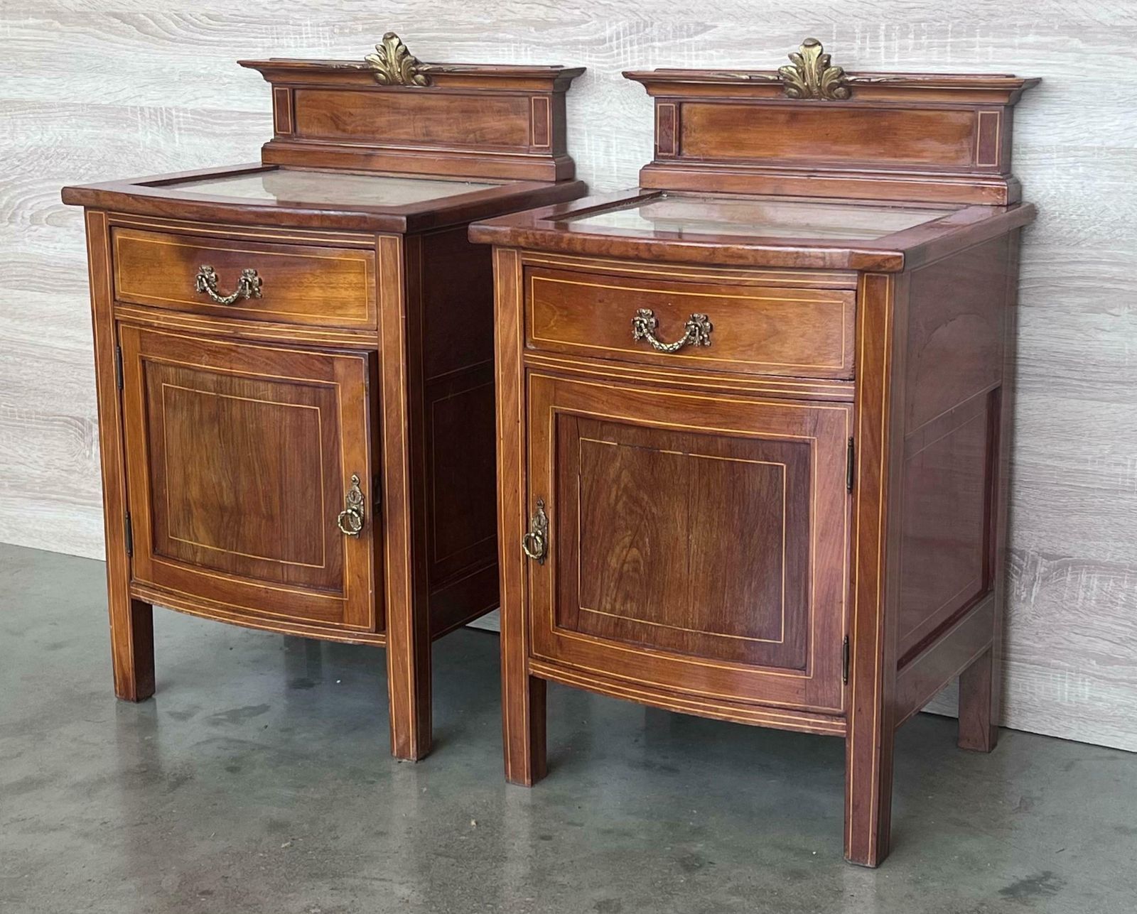 Tables de chevet françaises de style Louis XV en bois de citronnier, une porte - paire photo Mobilier