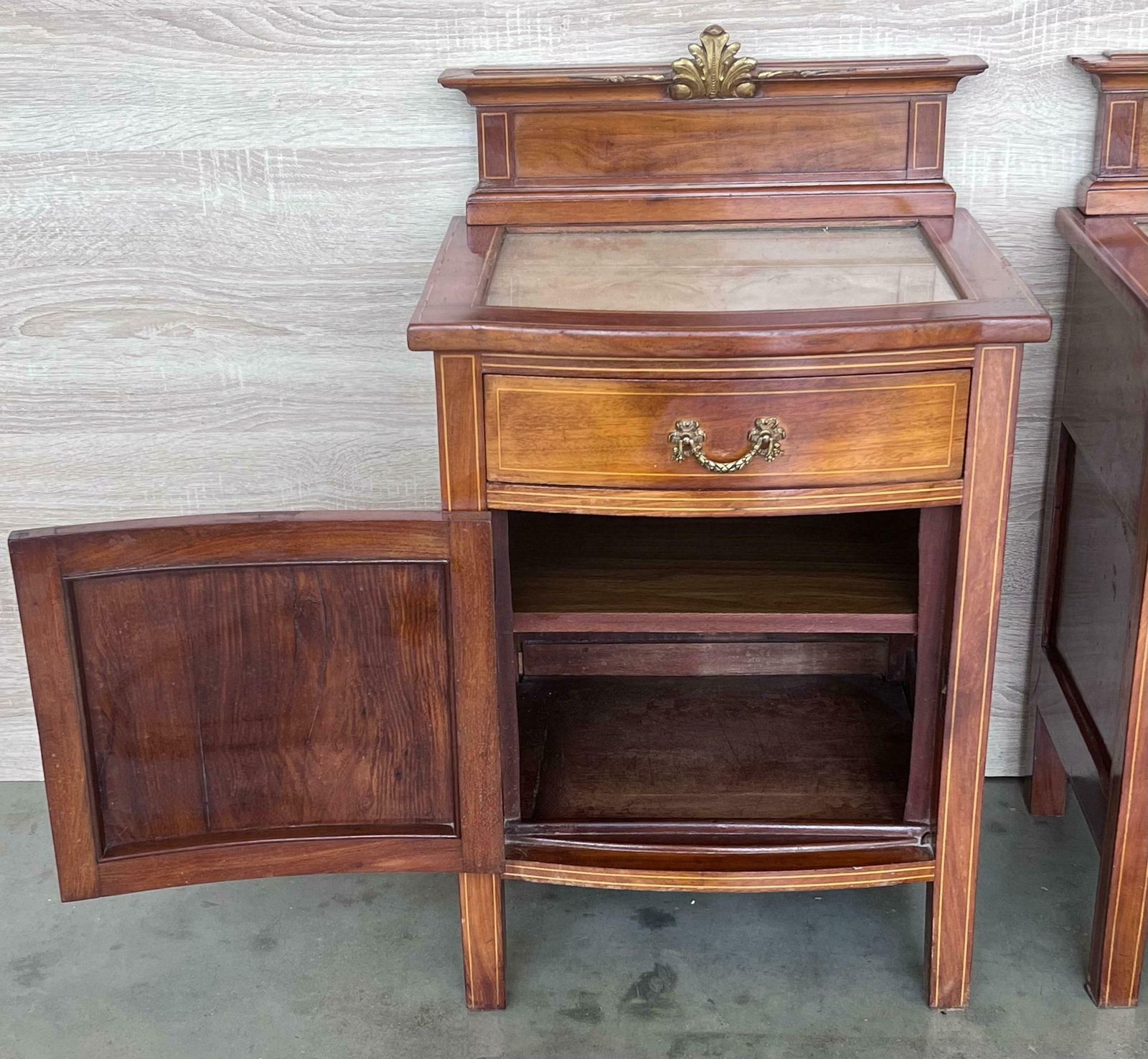 Tables de chevet françaises de style Louis XV en bois de citronnier, une porte - paire photo vintage