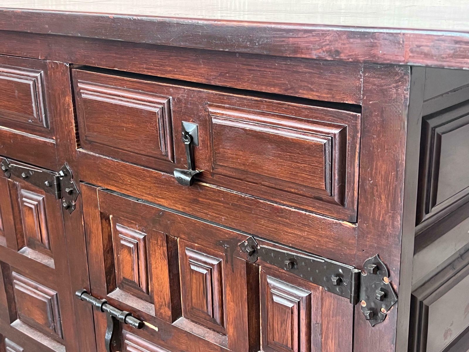 photo furniture Buffet baroque catalan en noyer sculpté, style toscan, trois tiroirs