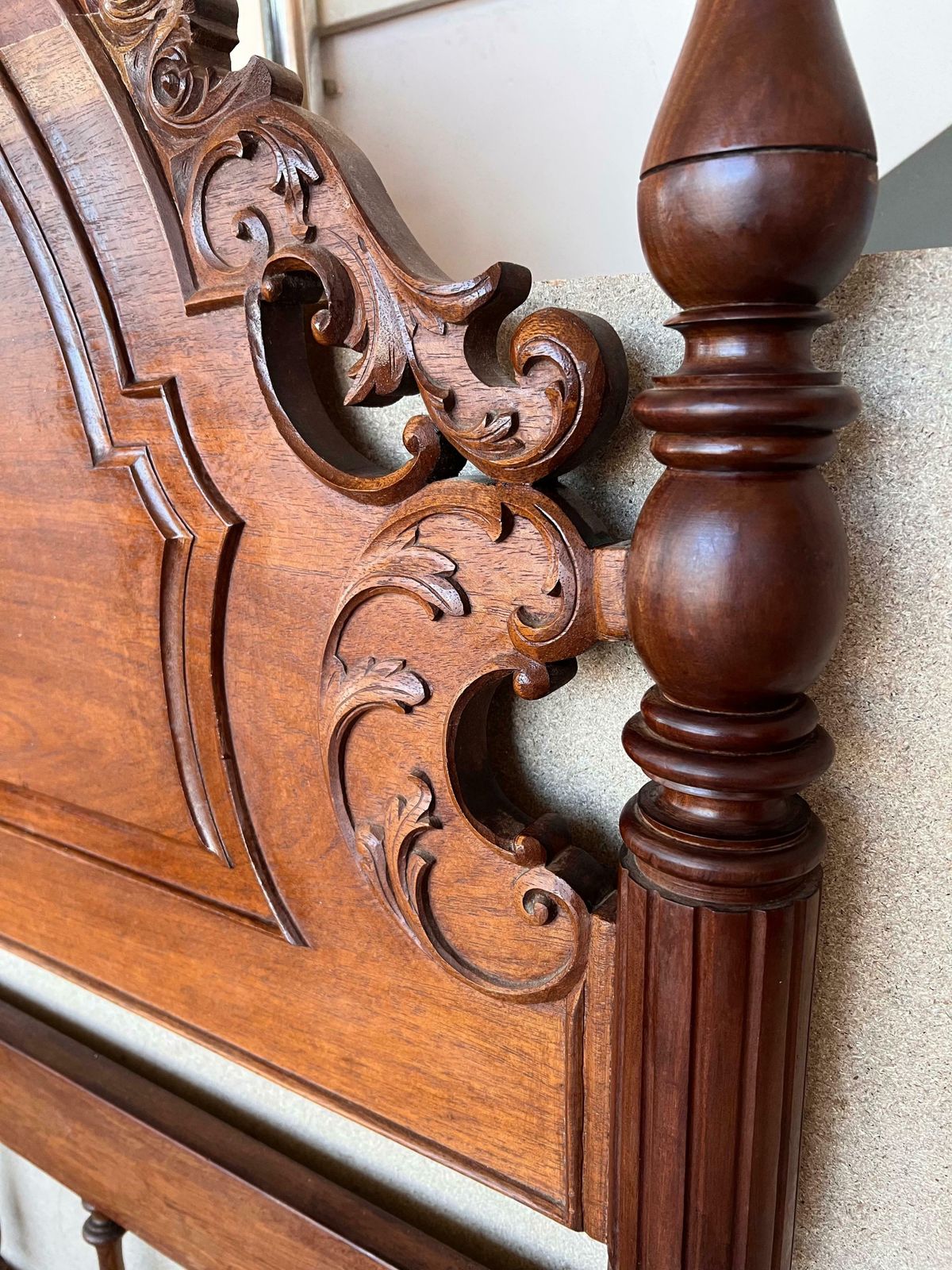 photo for sale Lit double du XXe siècle, quatre colonnes cannelées, lit espagnol avec plateaux en bois