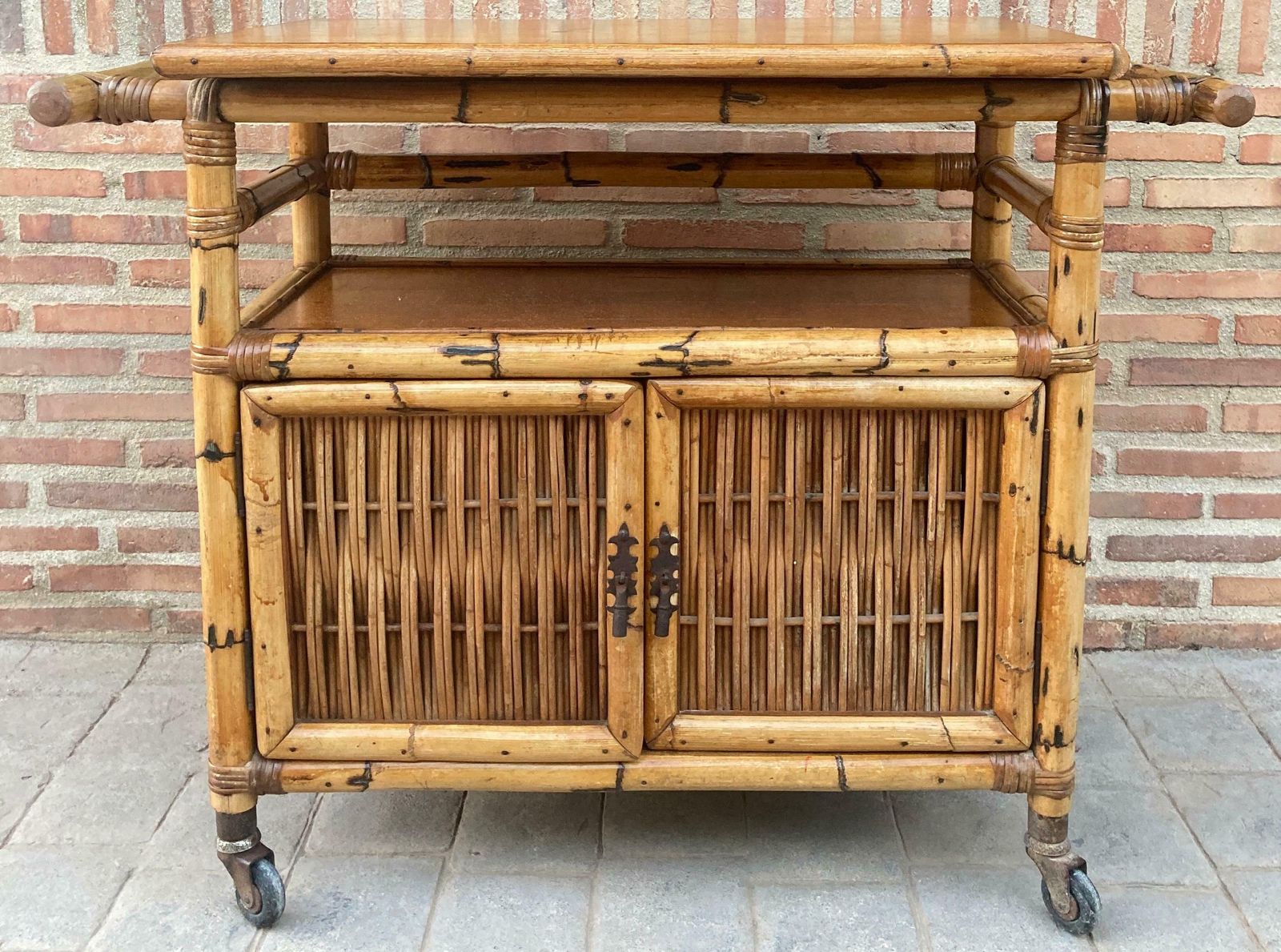 Cave à liqueurs espagnole en bambou avec roulettes, années 1950 photo furniture