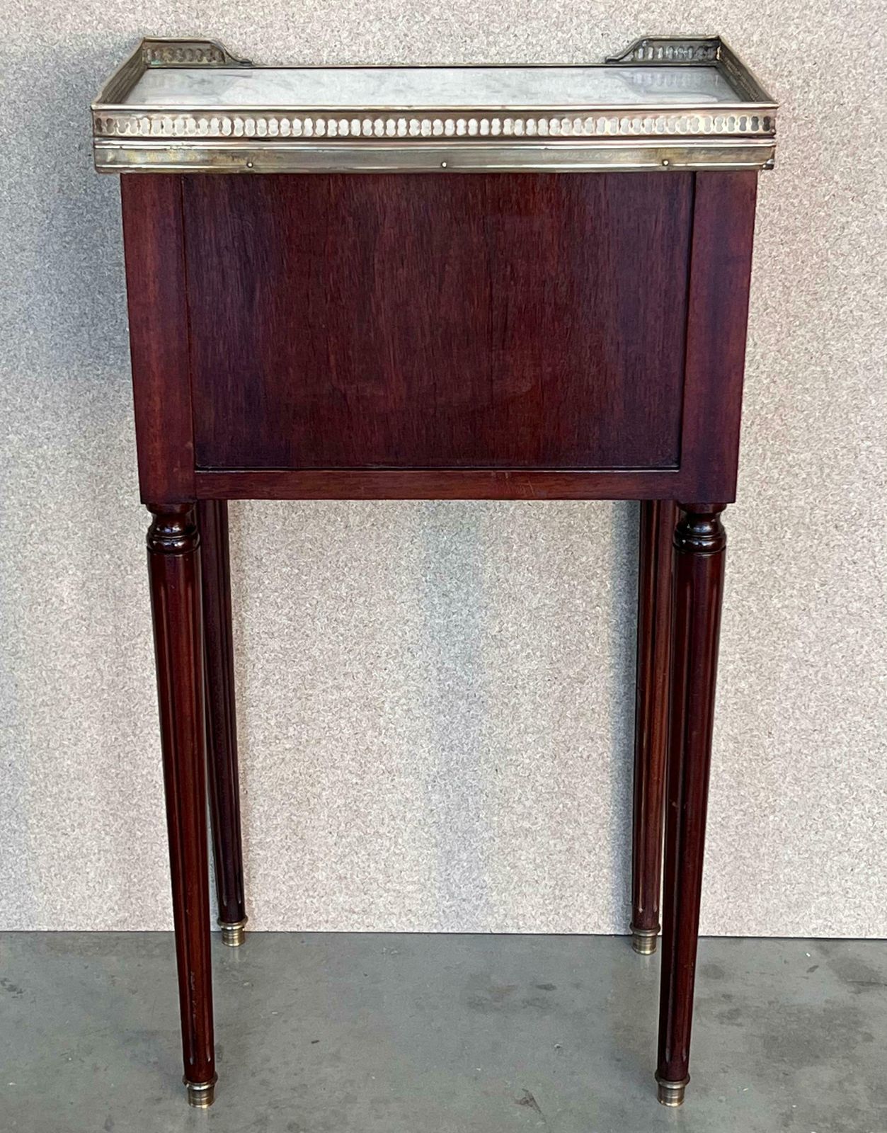 Paire de tables de chevet de style Louis XVI, plateau en marbre, bronze et noyer, XXe siècle photo vinterior
