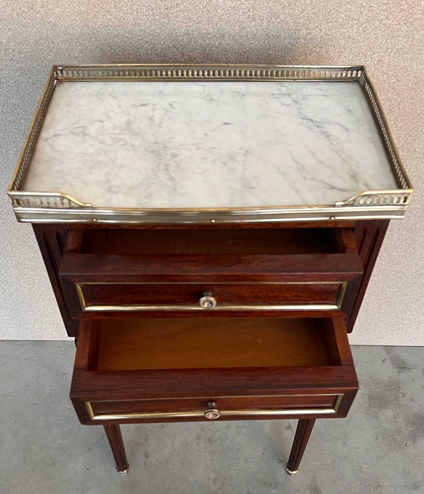 Paire de tables de chevet de style Louis XVI, plateau en marbre, bronze et noyer, XXe siècle photo buy