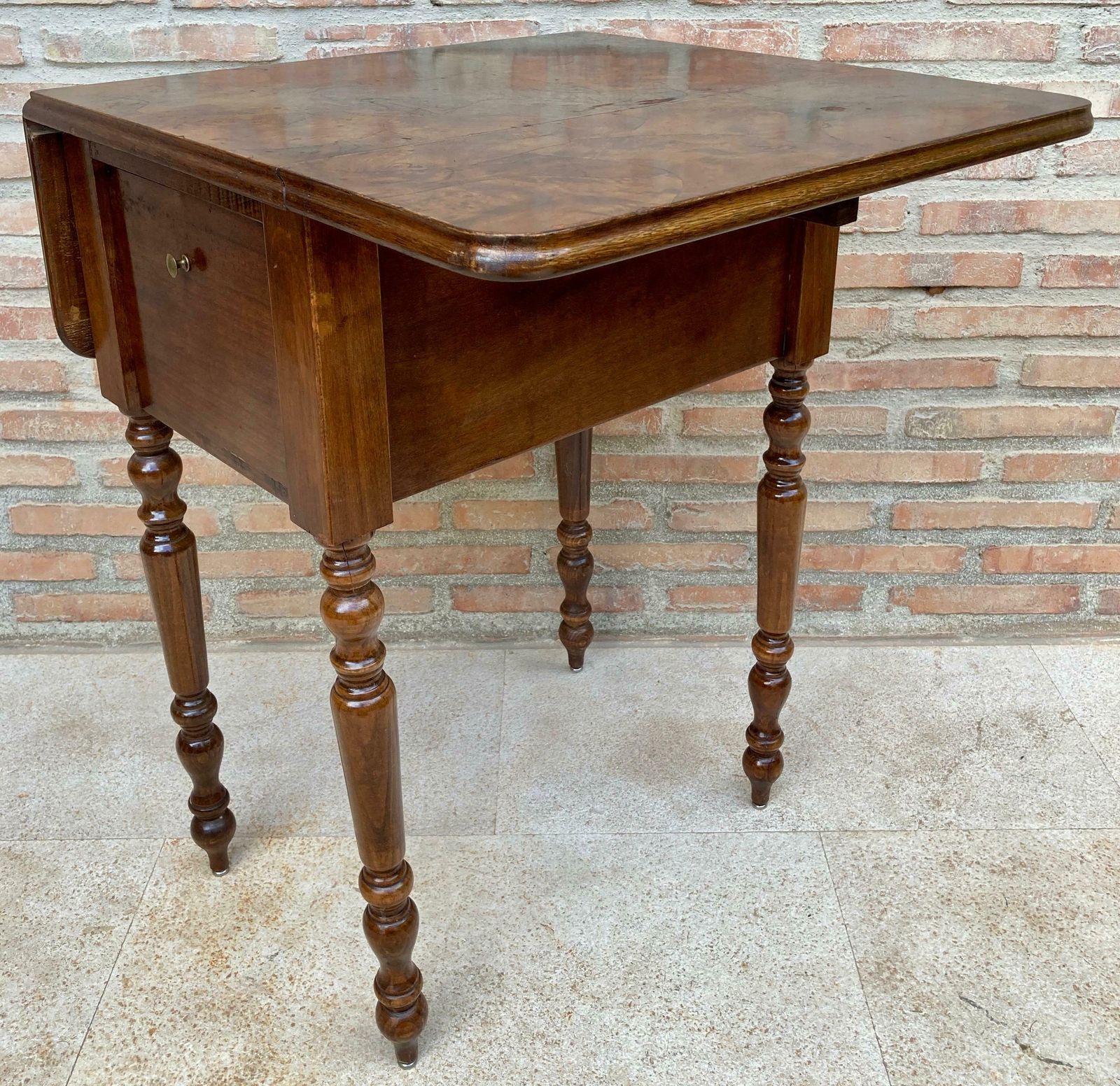 photo furniture Table de style Regency anglais en noyer à abattants, années 1890