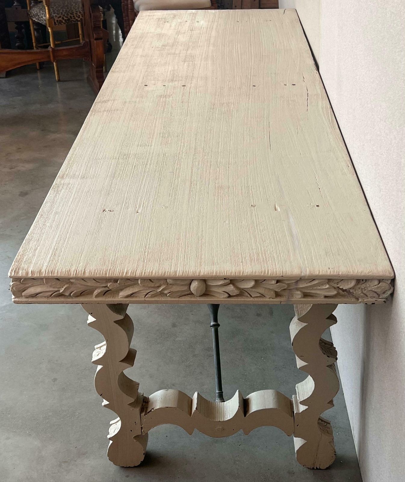 Grande table console ou de milieu, peinte en blanc, pieds en lyre, XIXe siècle photo vintage