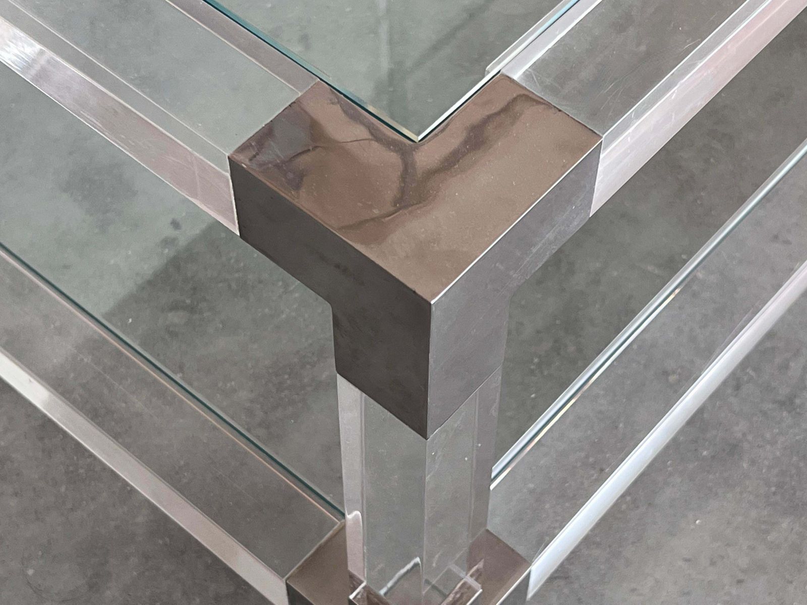 Table basse carrée mid-century en lucite avec détails en métal chromé photo Mobilier