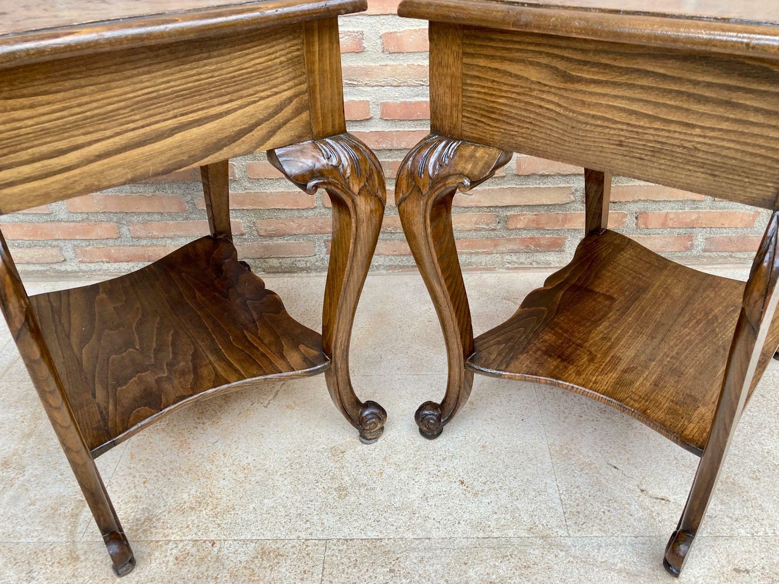 Tables de chevet Louis XV en noyer avec tiroir et étagère ouverte, années 1930, lot de 2 photo buy