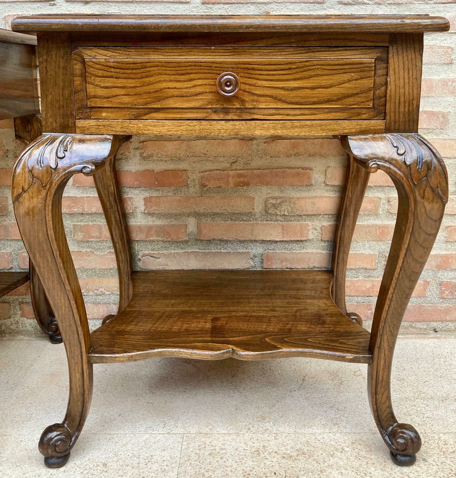Tables de chevet Louis XV en noyer avec tiroir et étagère ouverte, années 1930, lot de 2 photo vintage