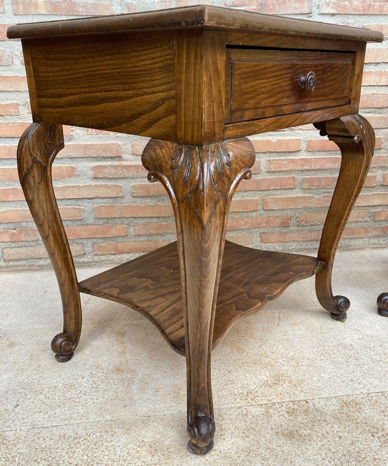 photo furniture Tables de chevet Louis XV en noyer avec tiroir et étagère ouverte, années 1930, lot de 2