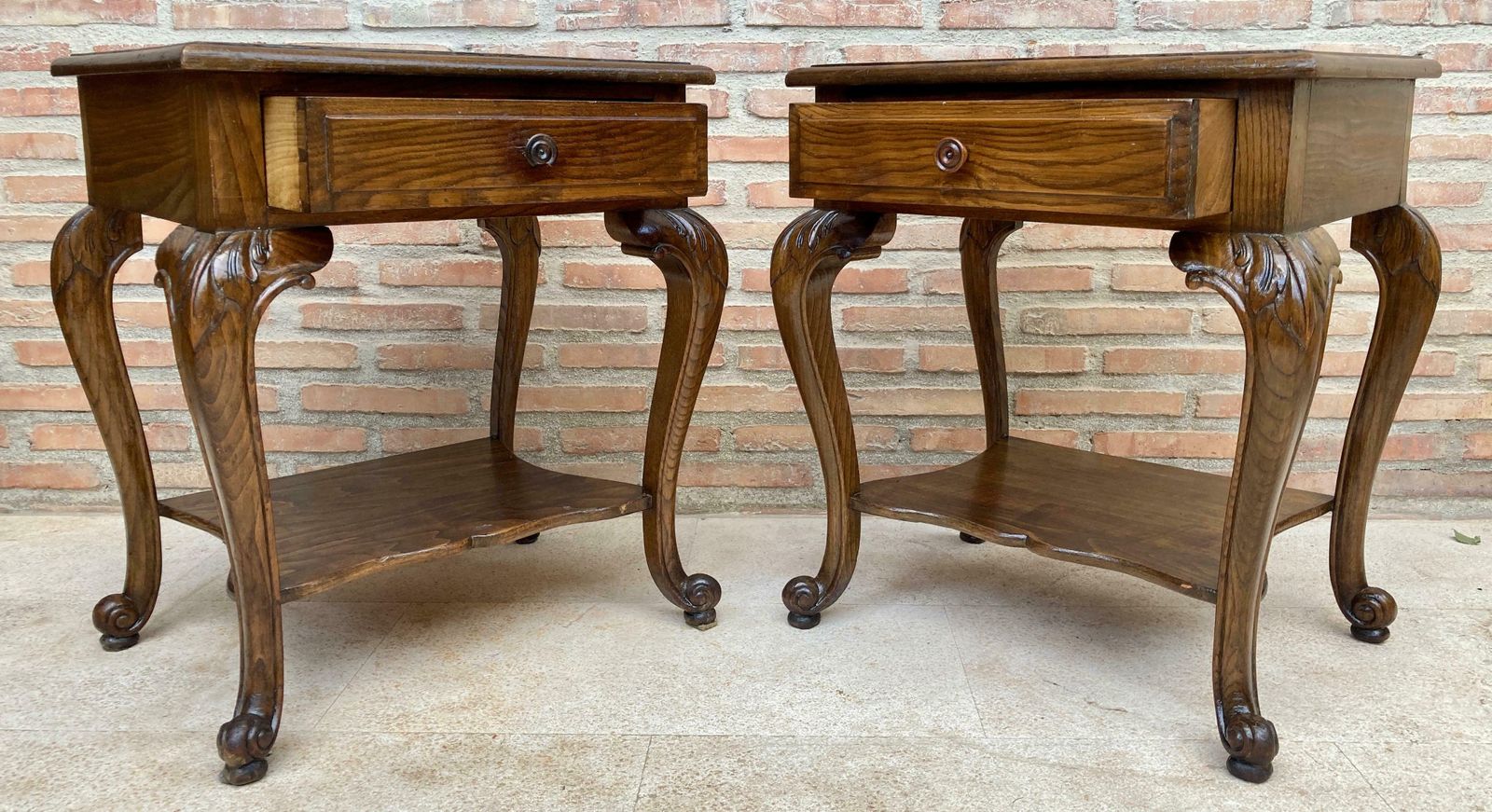 photo vinterior Tables de chevet Louis XV en noyer avec tiroir et étagère ouverte, années 1930, lot de 2
