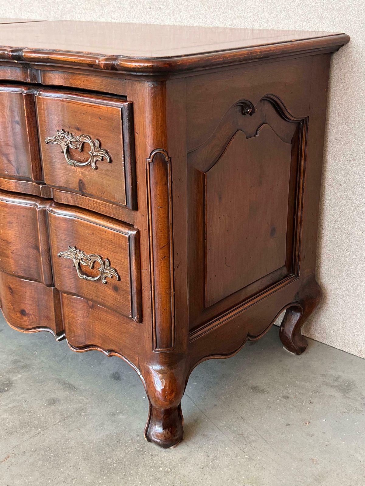 photo for sale Paire de commodes italiennes baroques en loupe de noyer, tables de chevet