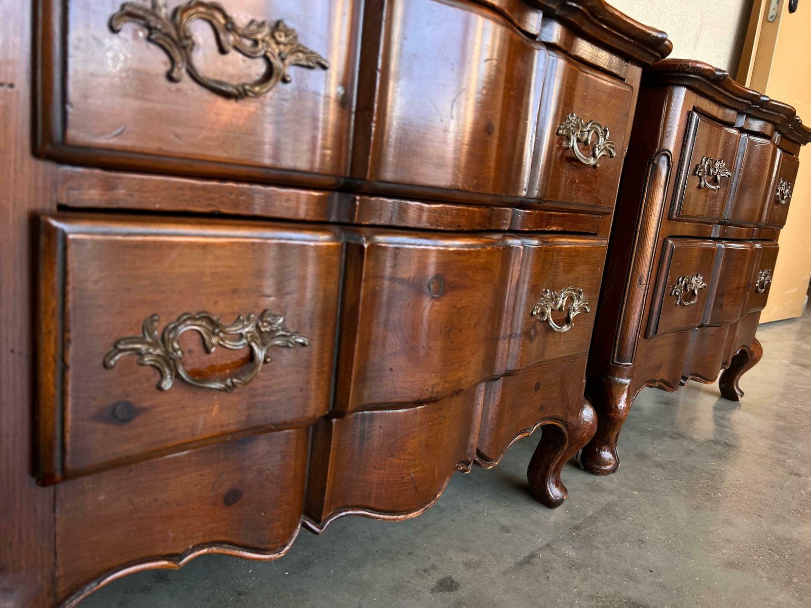 Mobilier Paire de commodes italiennes baroques en loupe de noyer, tables de chevet photo