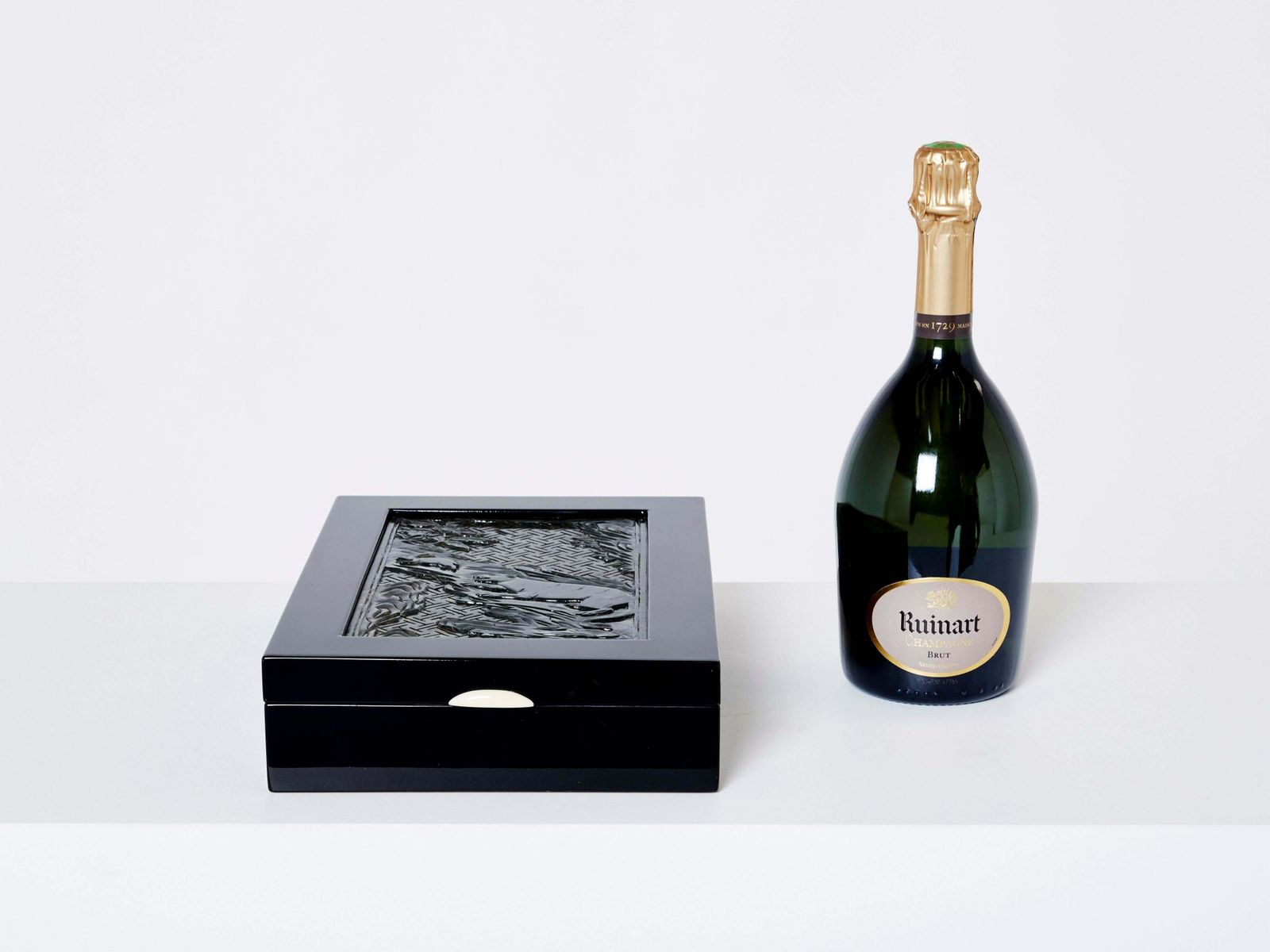photo for sale Boîte Art déco française en laque noire, jade sculpté, 1930