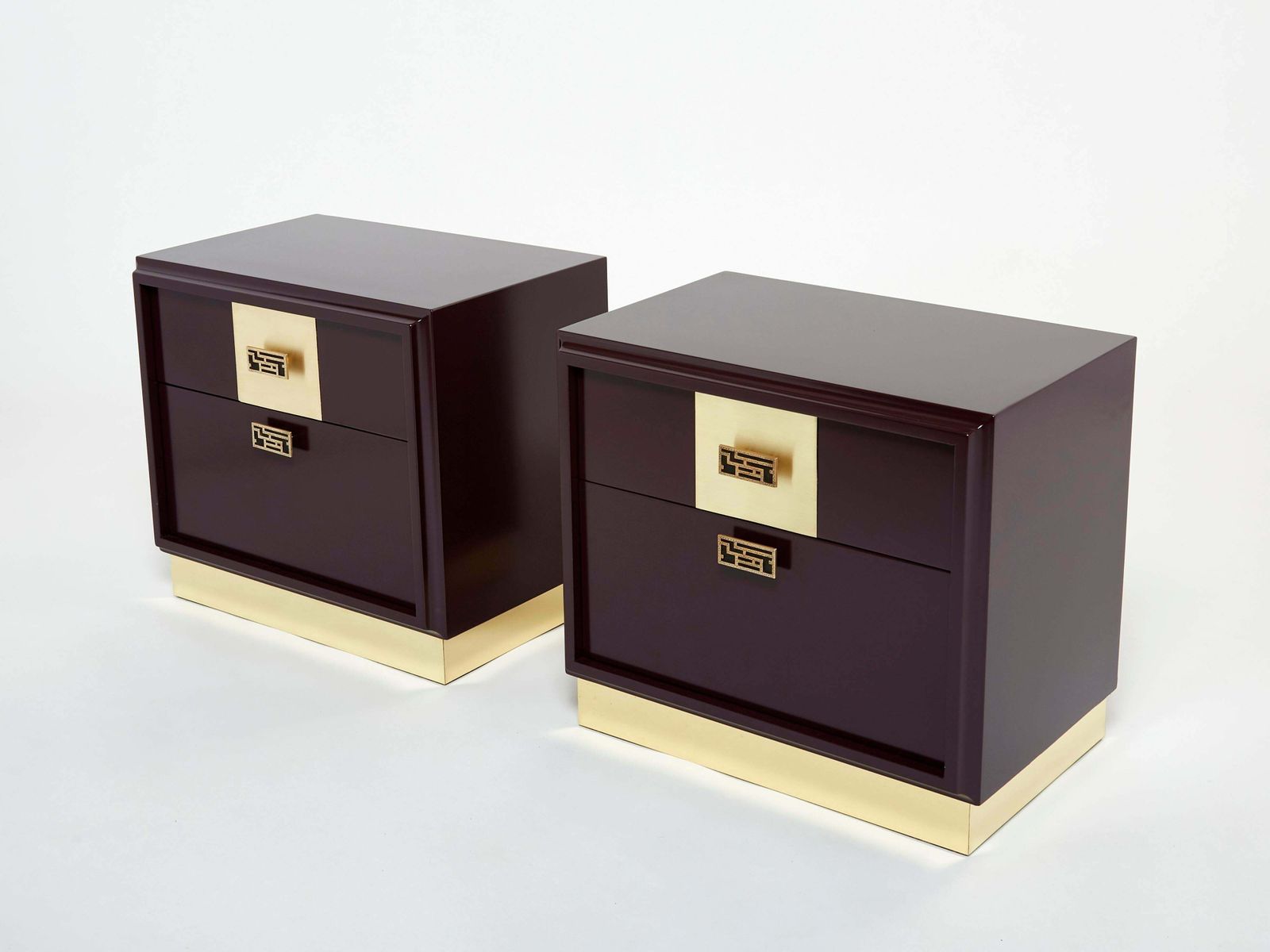 Paire de tables de chevet Luciano Frigerio laquées prune et laiton, Italie, années 1970 photo for sale