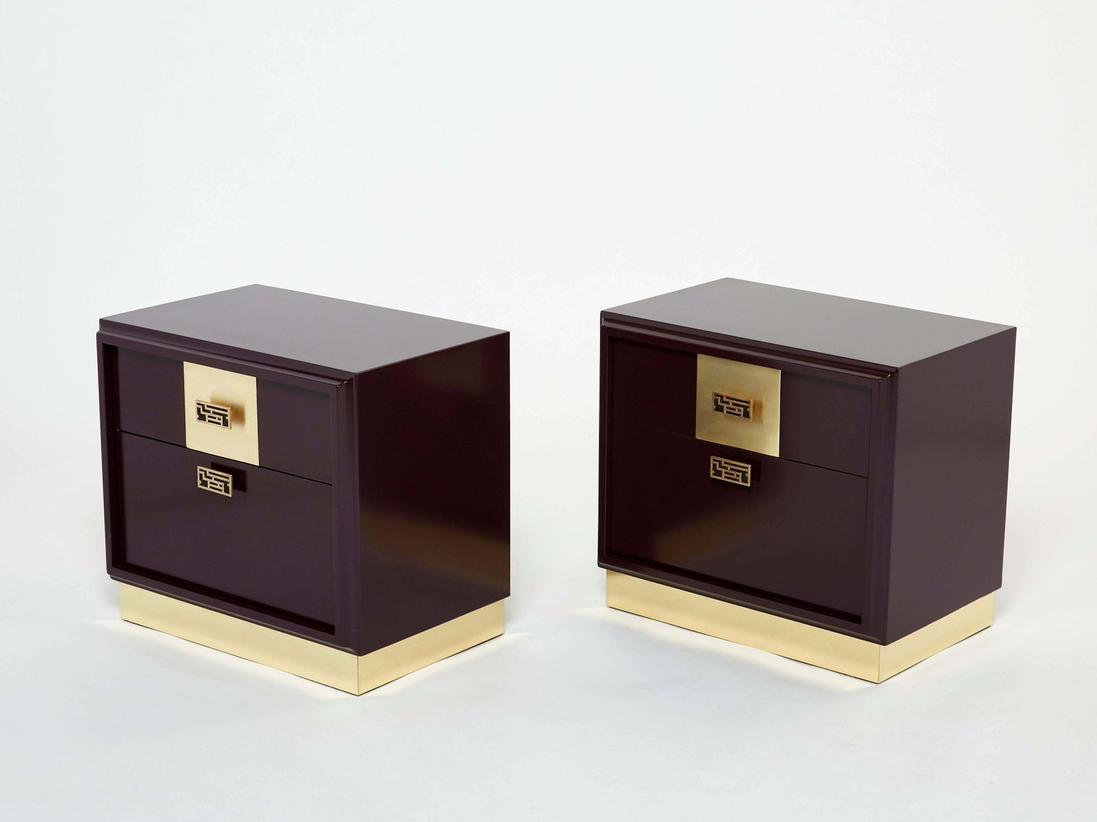 Paire de tables de chevet Luciano Frigerio laquées prune et laiton, Italie, années 1970 photo buy