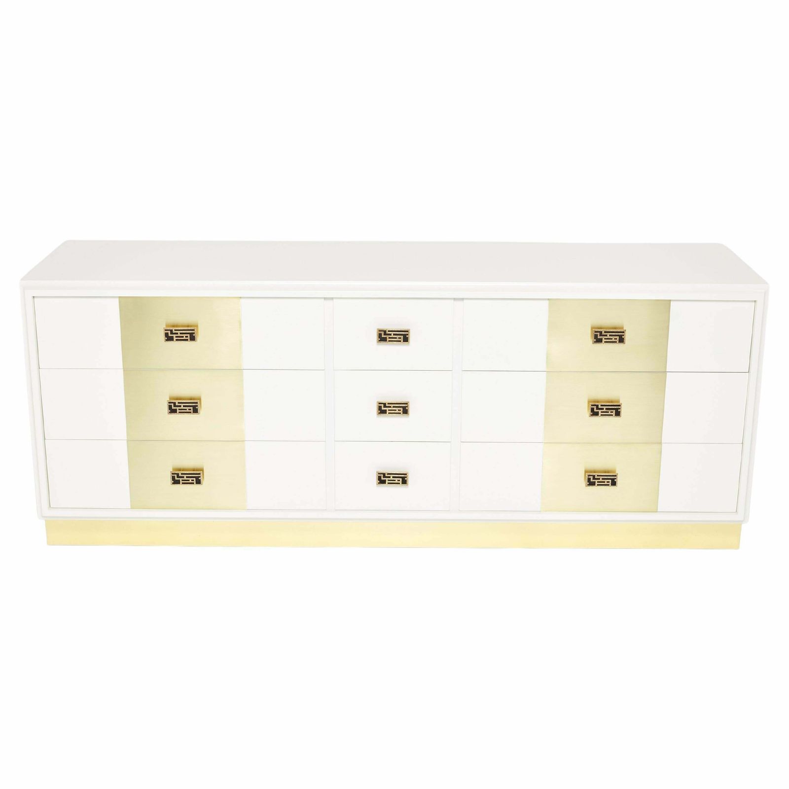 Commode Luciano Frigerio laquée blanc cassé en laiton, années 1970