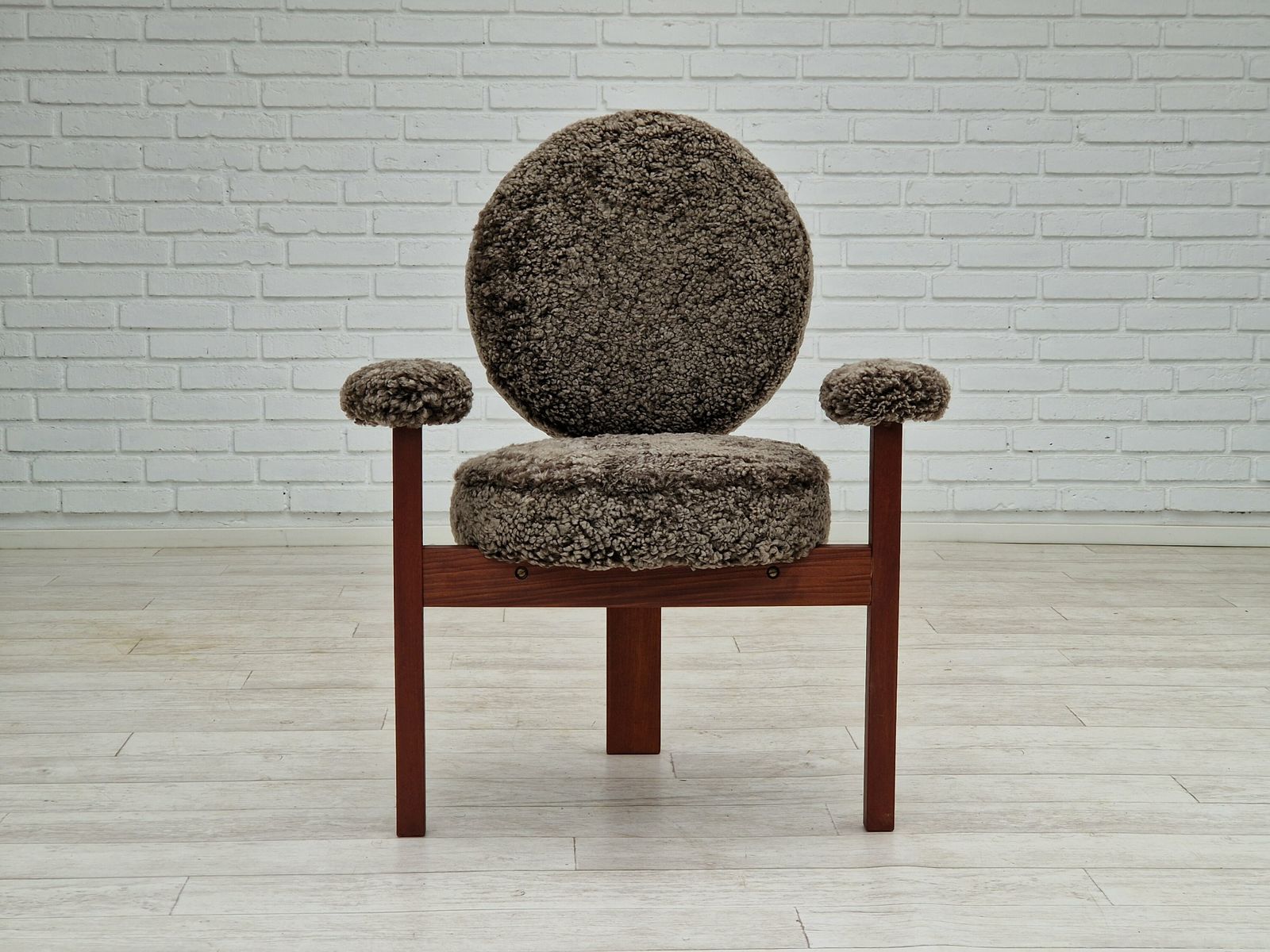 photo furniture Jaren 1960, Deens Design Van Bent Møller Jepsen, Fauteuils, Model "Medalie", Schapenvacht, Teakhout.
