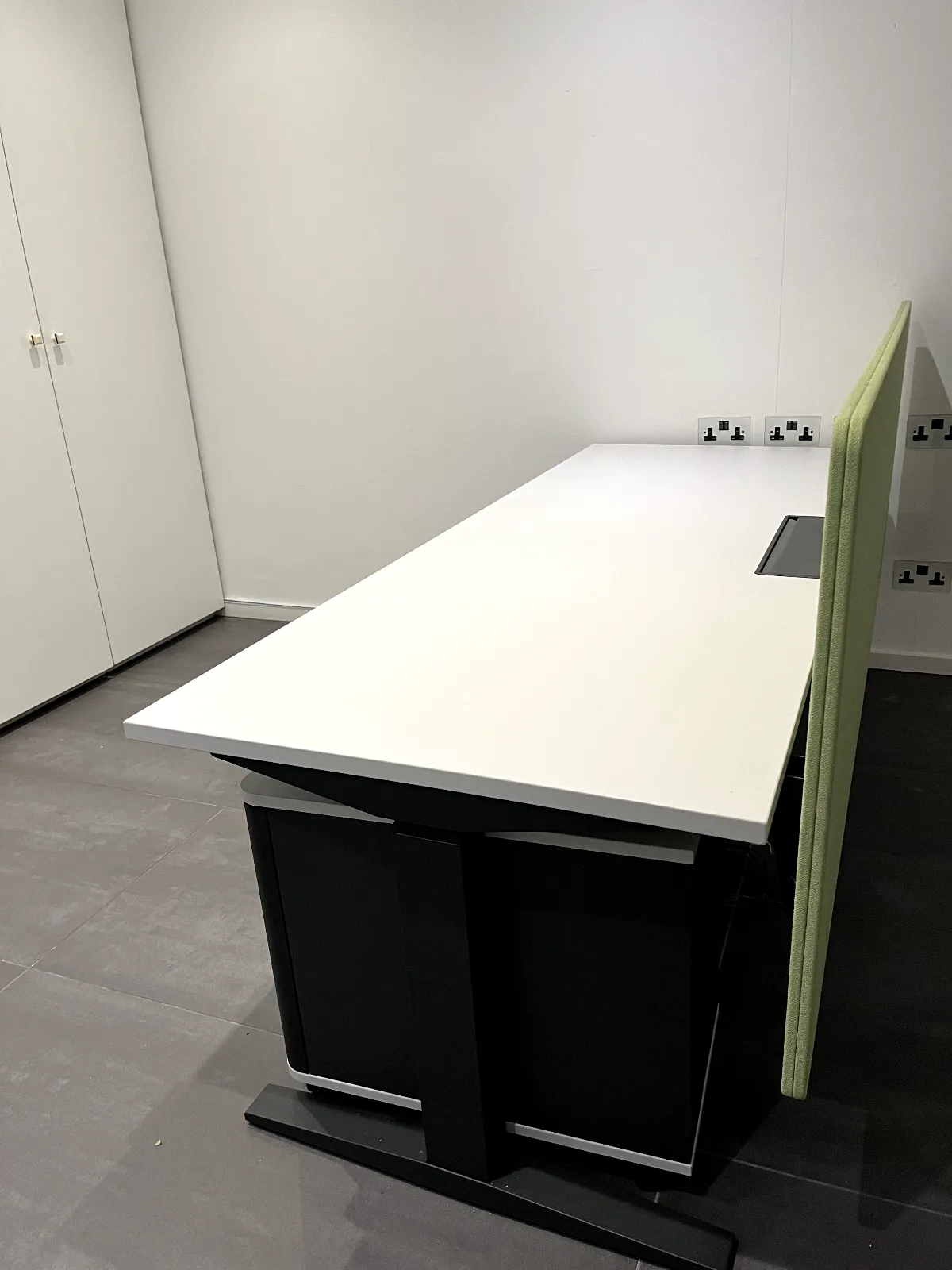 Office Desk 'Sit Stand' Herman Miller   Height Adjust., Up Screen In Apple Green photo furniture