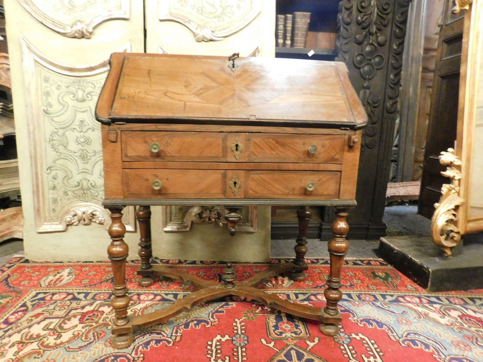 photo vintage Antique Flap Writing Desk In Walnut, Carved Cross Legs, Early 18th Century Italy