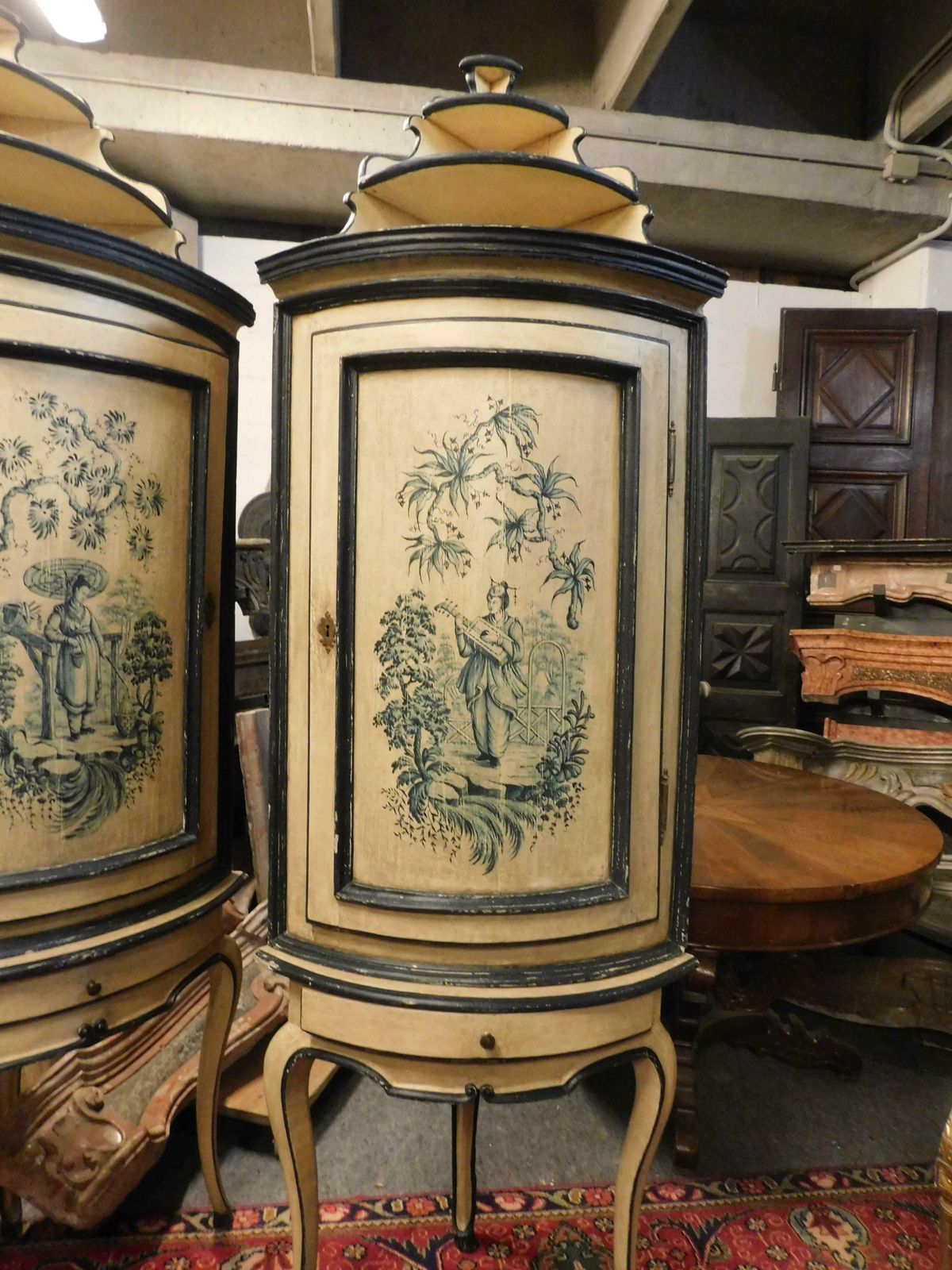 photo vintage Antique Pair Of Corner Cabinets In Lacquered Wood With Chinoiserie, 18th Century