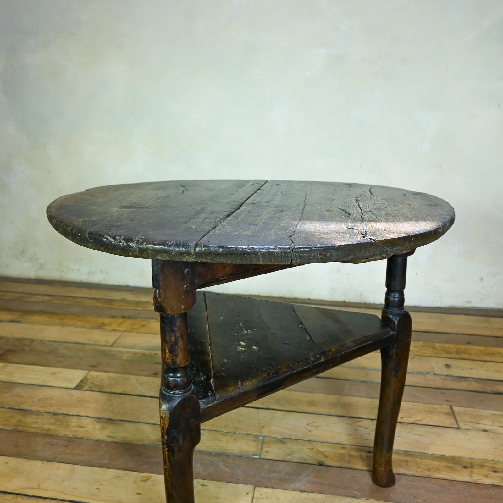 photo vinterior 18th Century Country House Oak Cricket Table