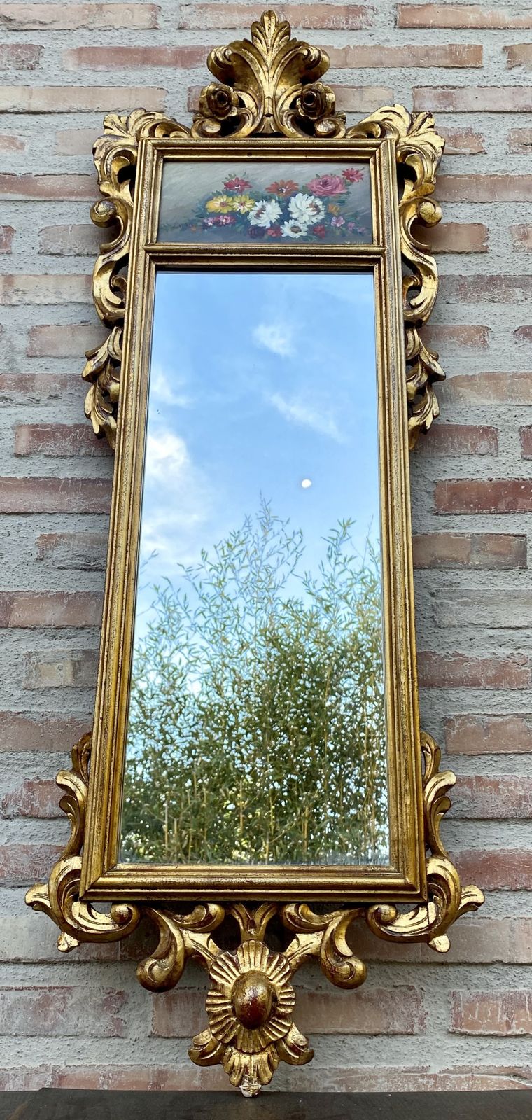 Vergulde Gebeeldhouwde Wandspiegel In Franse Rococo Stijl Met Olieverfchildering Van Bloemenmotieven photo for sale