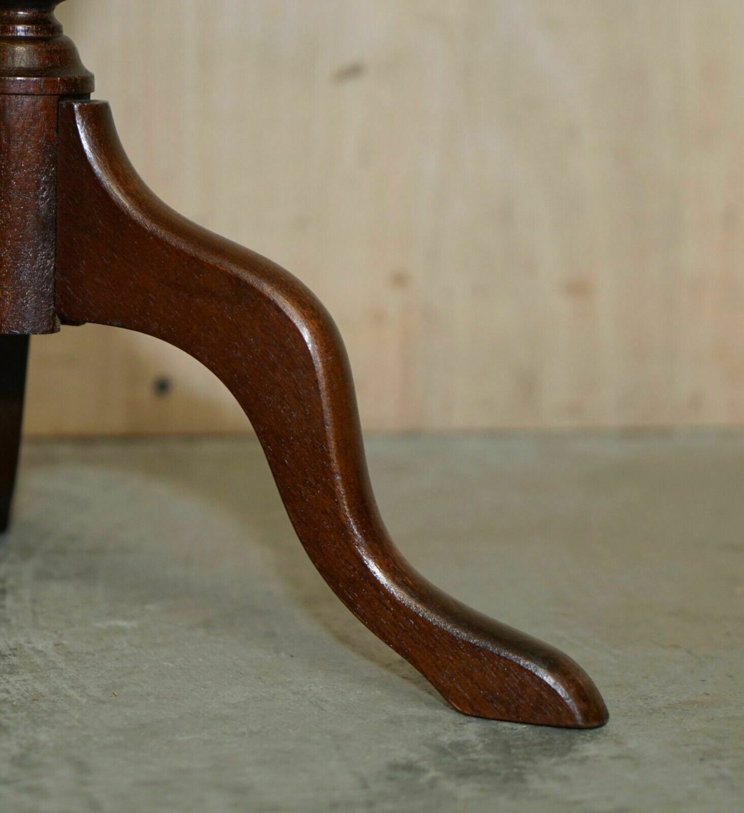 photo furniture Luxury Green Leather With Gold Leaf Inlay Mahogany Tripod Lamp Side End Table