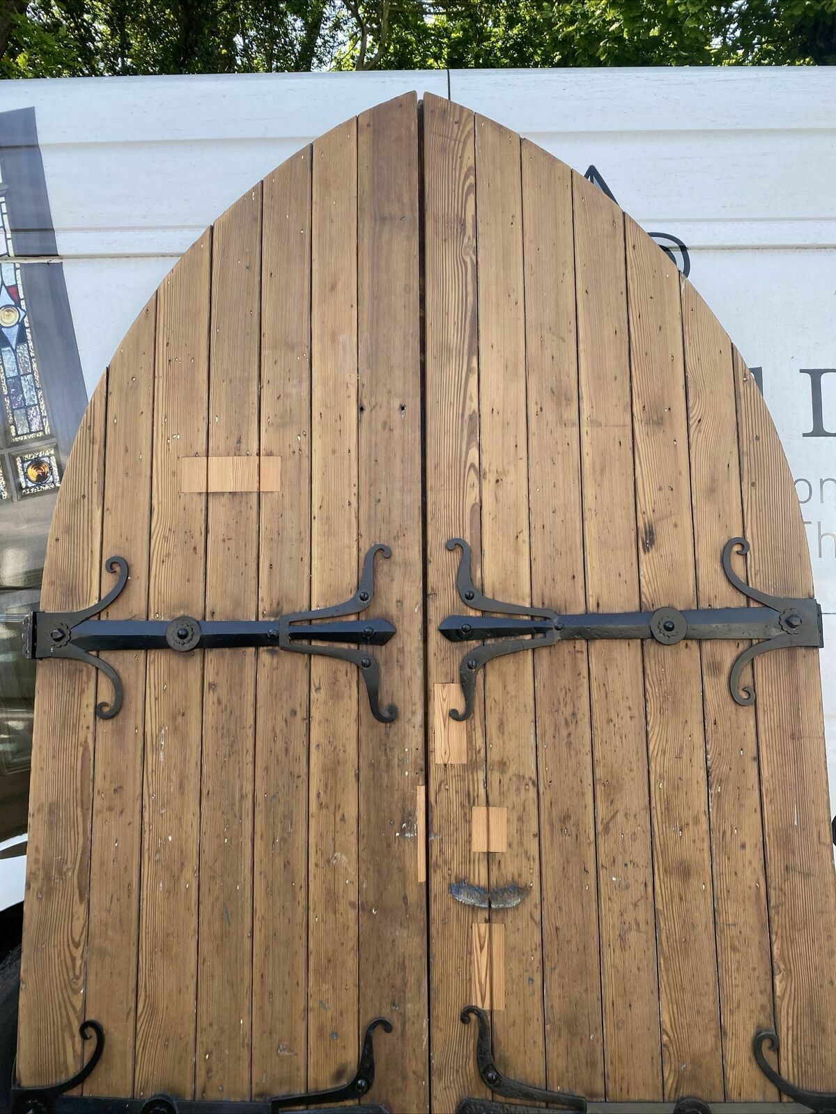 Large Tudor Gothic Church Doors Set Antique Period Iron Reclaimed Old Arched photo vinterior