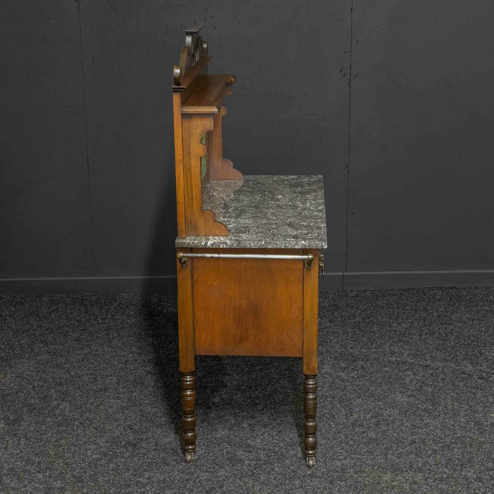 photo vinterior Victorian Walnut Washstand