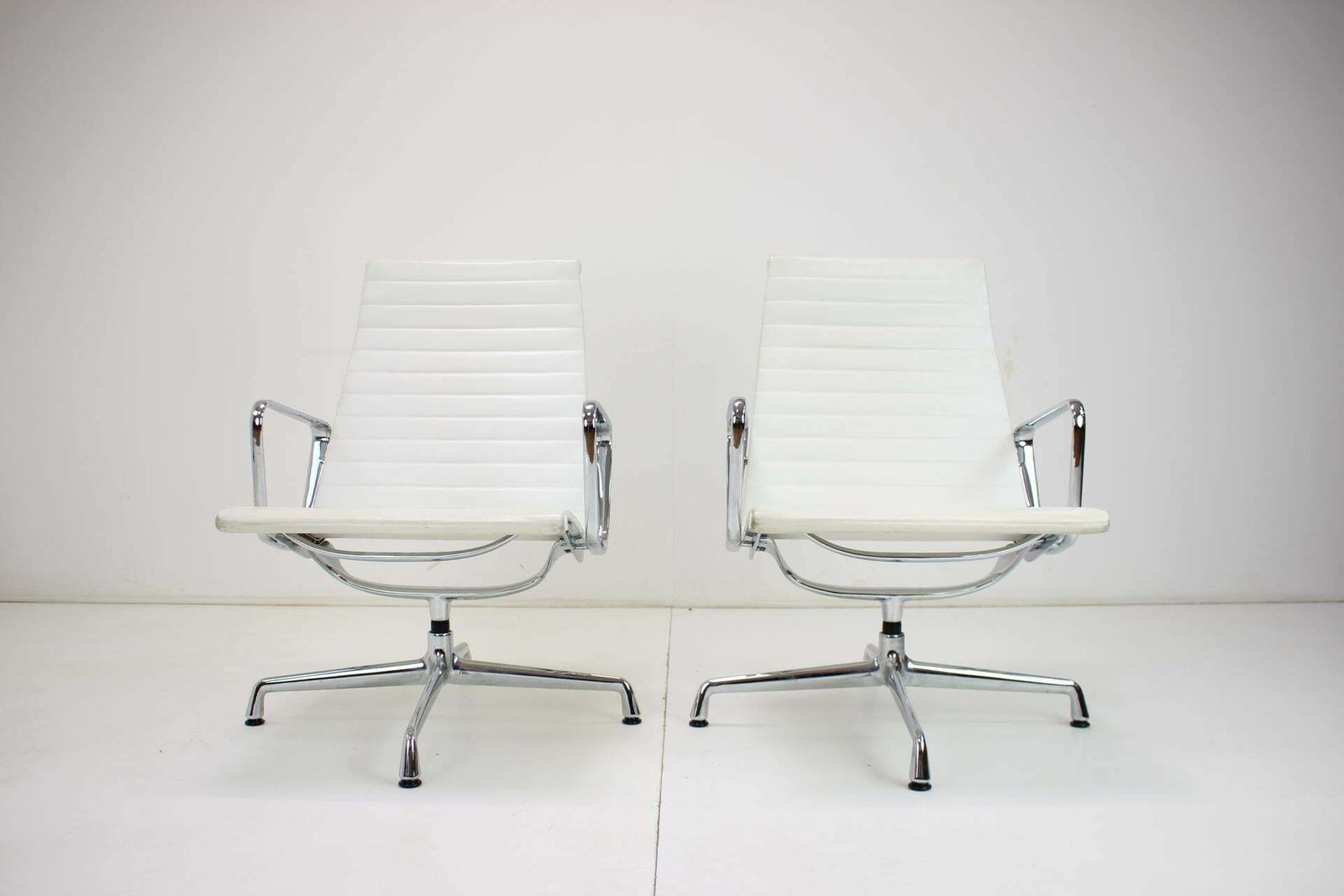 Chair By Charles & Ray Eames For Vitra, Ea 107 photo furniture