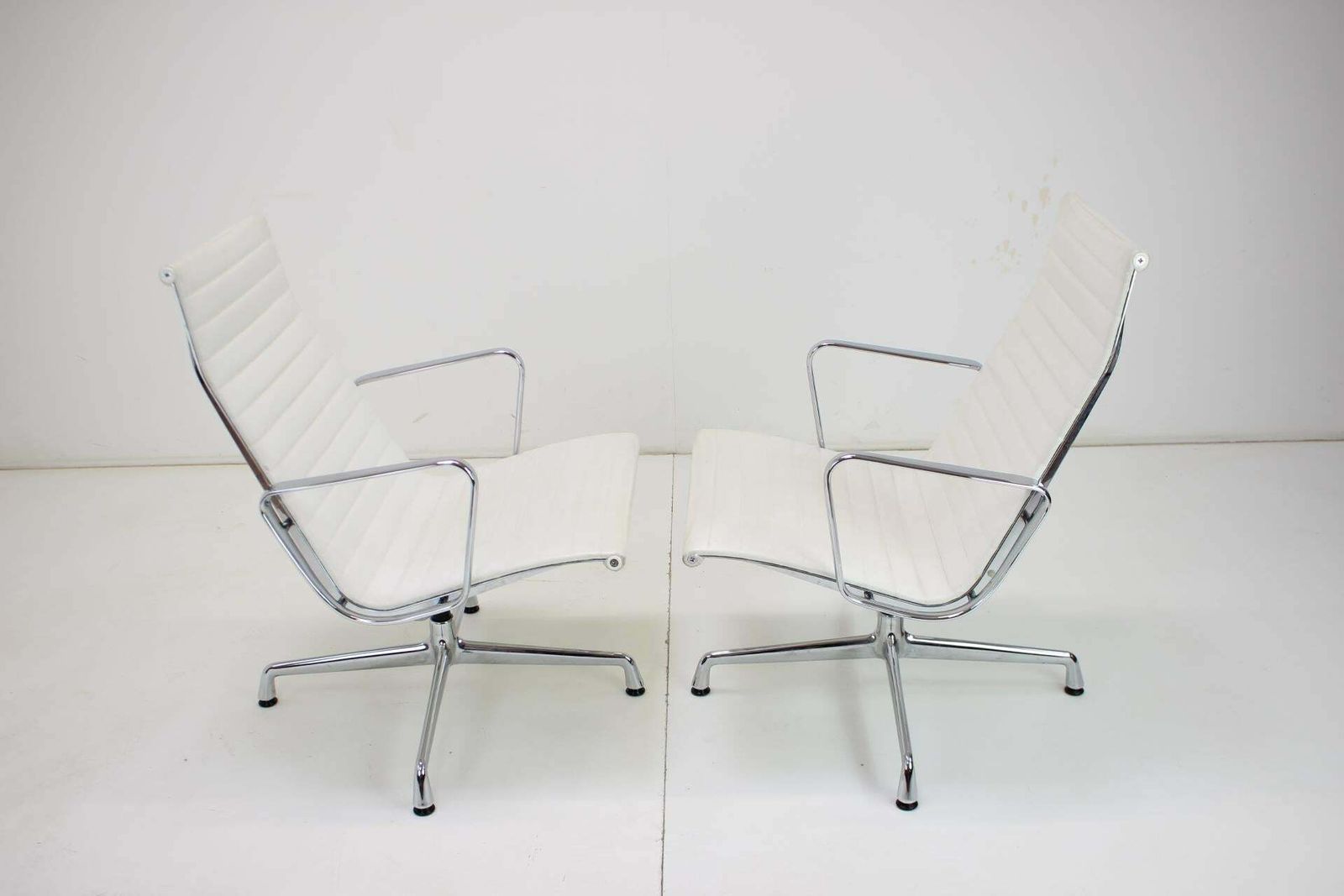 Stoel Van Charles & Ray Eames Voor Vitra, Ea 107 photo vinterior