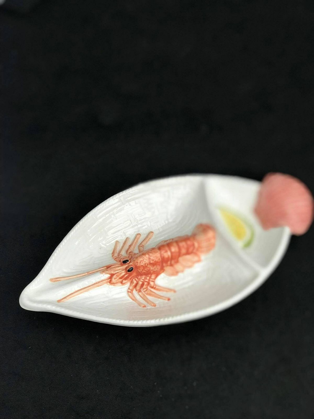 Serveerschaal Voor Zeevruchten Met Sauskom – Rond – Kreeft – Schelpdieren – Italiaans – Pastabord – Saladeschaal – Handgemaakt Aardewerk Italië photo furniture