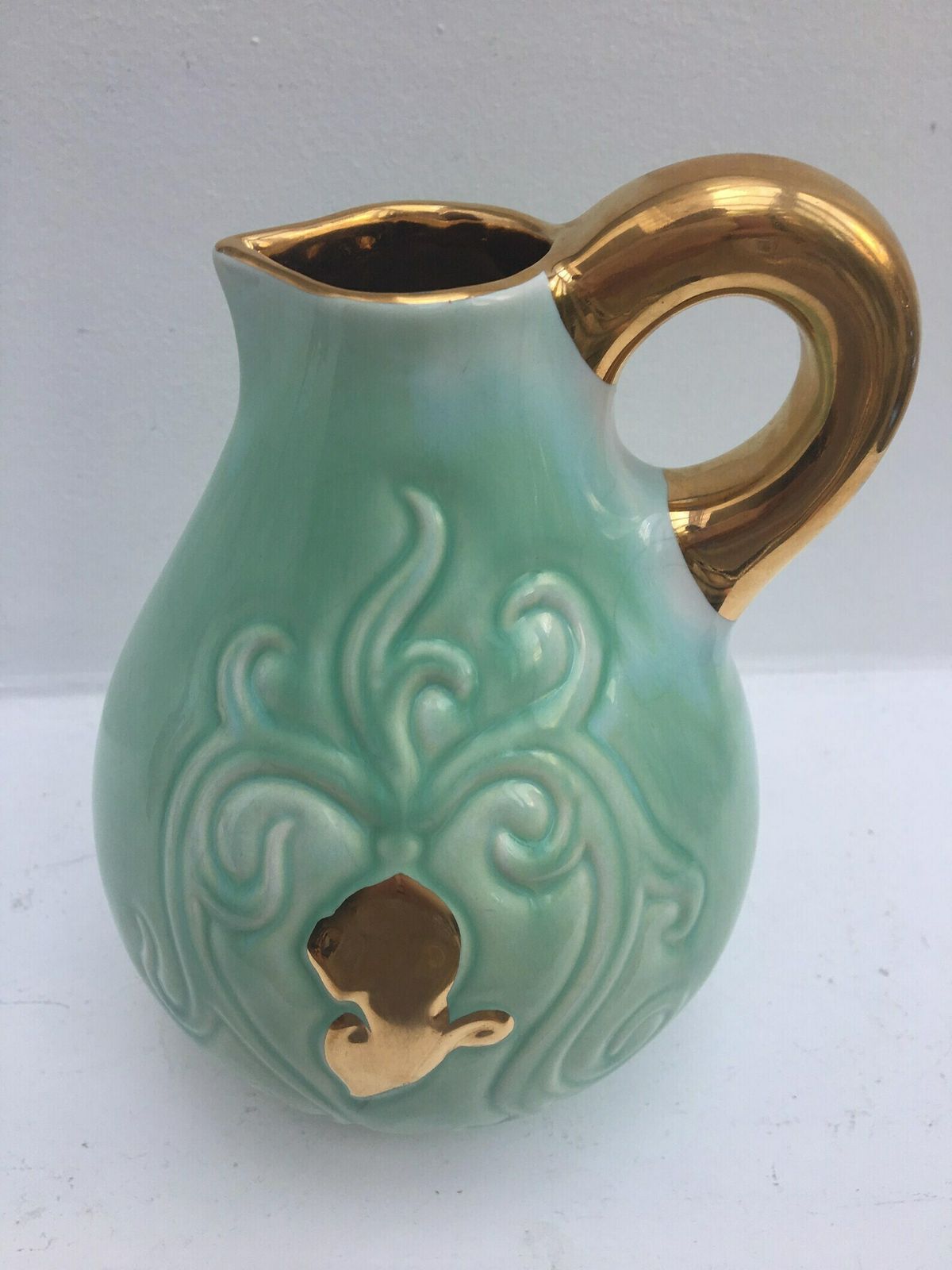 Keramische Kan, Groen Mint En Goud, Gesigneerd Door Alexandre De Wemmel (1909–64) – Mid Century Belgisch Aardewerk, Turquoise Vaas Met Gouden Handvat photo for sale