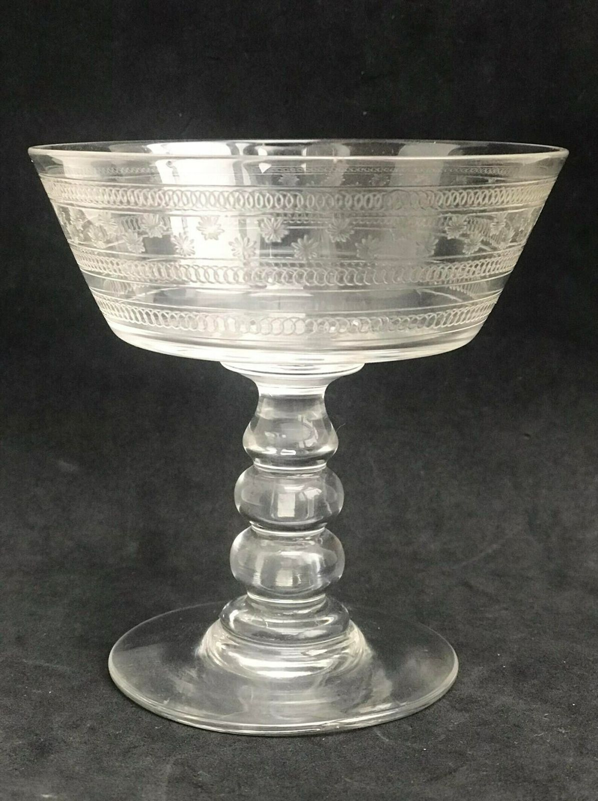 Champagne Coupe – Antiek Kristal Geslepen – 1 Coupe – Begin 20e Eeuw – Frans – Stengel – Barkast Decoratie – Bruiloft – Cocktailglas – Cadeau photo furniture