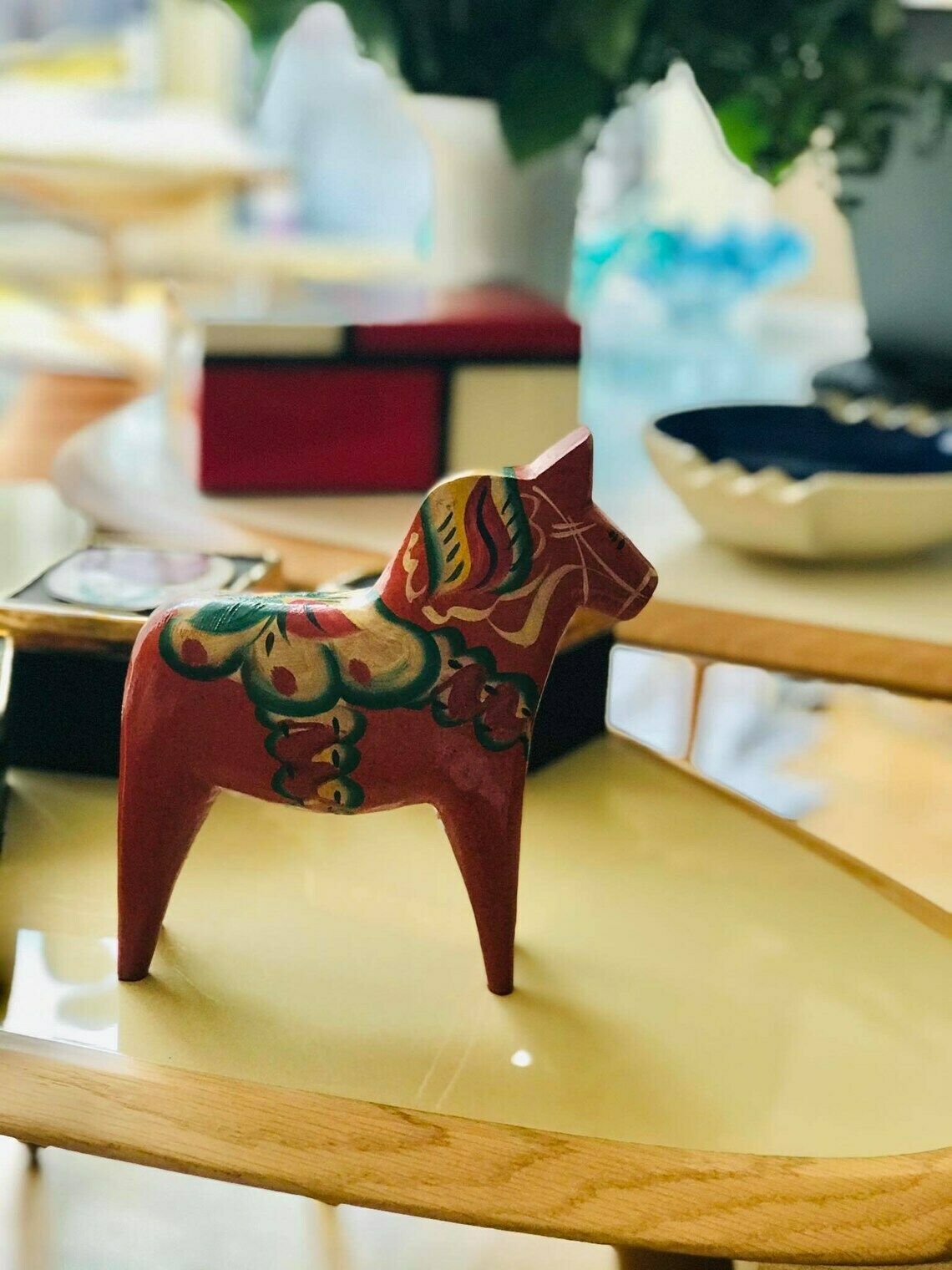 Dala Horse Houten Beeldje Zweeds Nils Olsson 17 Cm Met Sticker En Stof Scandinavisch Handgeschilderd Scandinavisch Design Rood Hout photo furniture