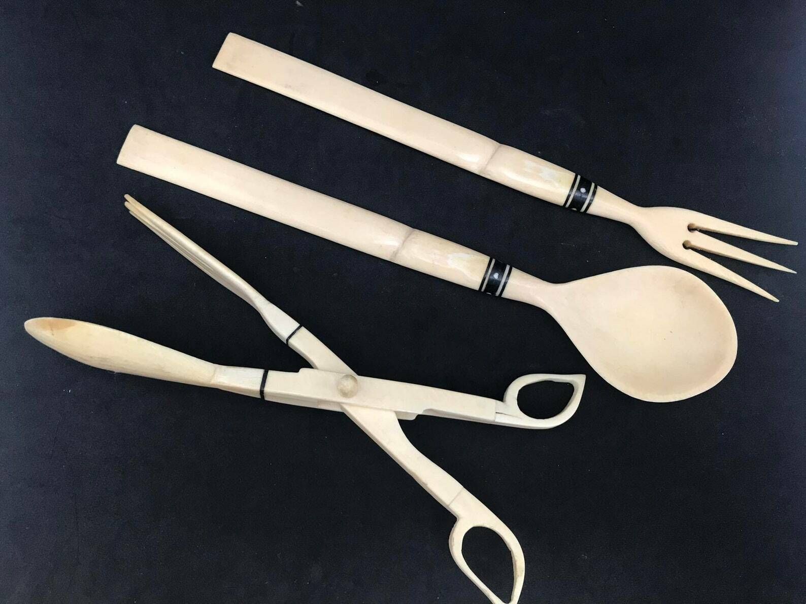 Vintage Saladeschepset – Vork En Lepel – Pastelcrème/Wit En Zwart – Etnisch Celluloid Plastic – Ca. 1950 – Cadeau/Tuinfeest