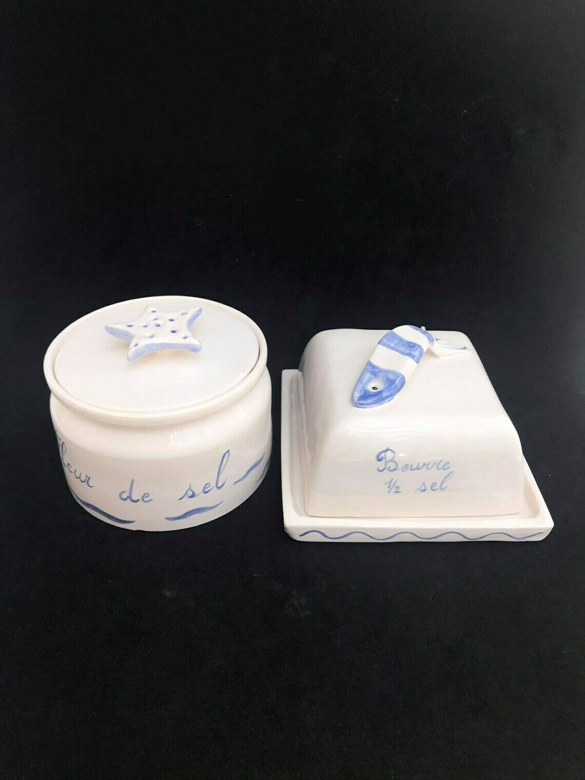 Botervloot Met Deksel En Zoutpot, Handgemaakt Blauw Wit Decor, Zout, Boter, Fleur De Sel, Geglazuurd Aardewerk, Vis, Keuken, Kust photo vintage
