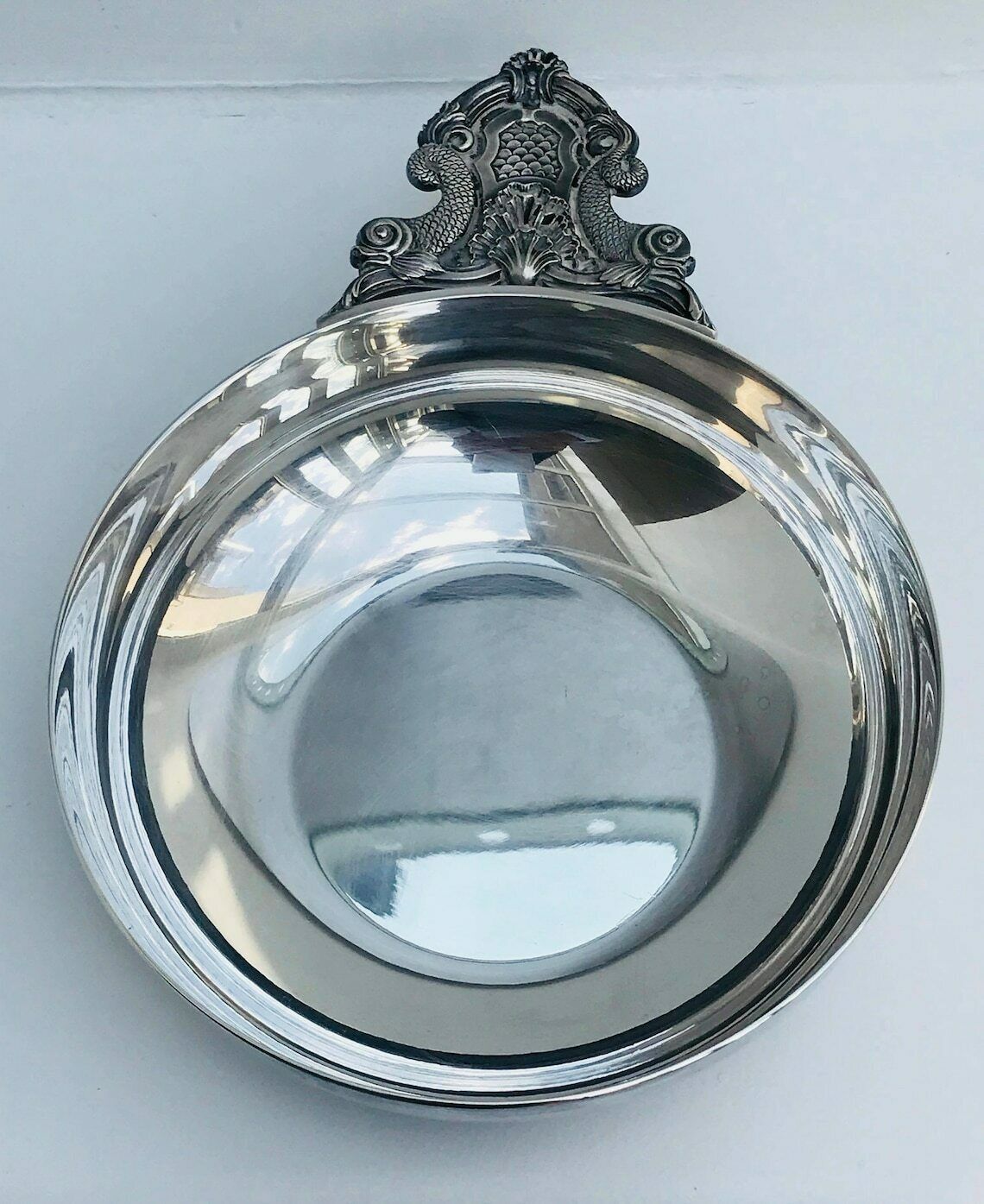 Plat de service rond Christofle d'époque, grand plat à dégustation, décor de dragons ou dauphins photo for sale