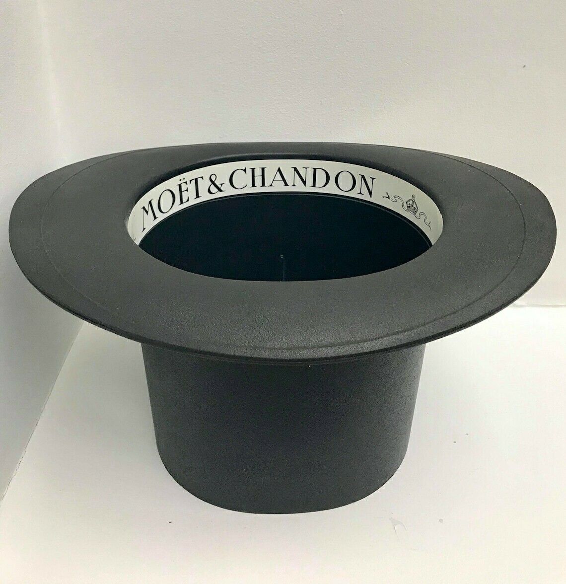 photo furniture Champagne Ijsemmer Moet And Chandon – Franse Vintage Jaren 80 – Hoedsvorming Wijnkoeler – Grote Stijve Kunststof – Barkar – Tuinbar – Barware – Cadeau
