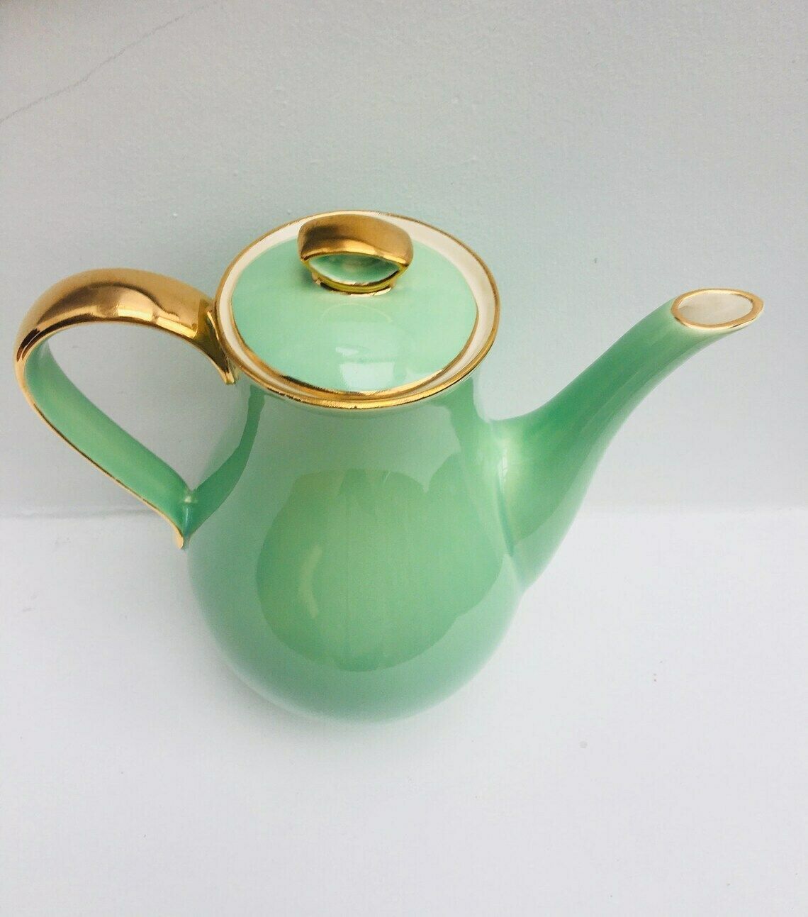 photo for sale Cafetière vert pastel, anse dorée, théière Boch Frères Keralux Belgium Expo 58, vert menthe or 24 K Boch Seduction 1958 Belgian Pottery