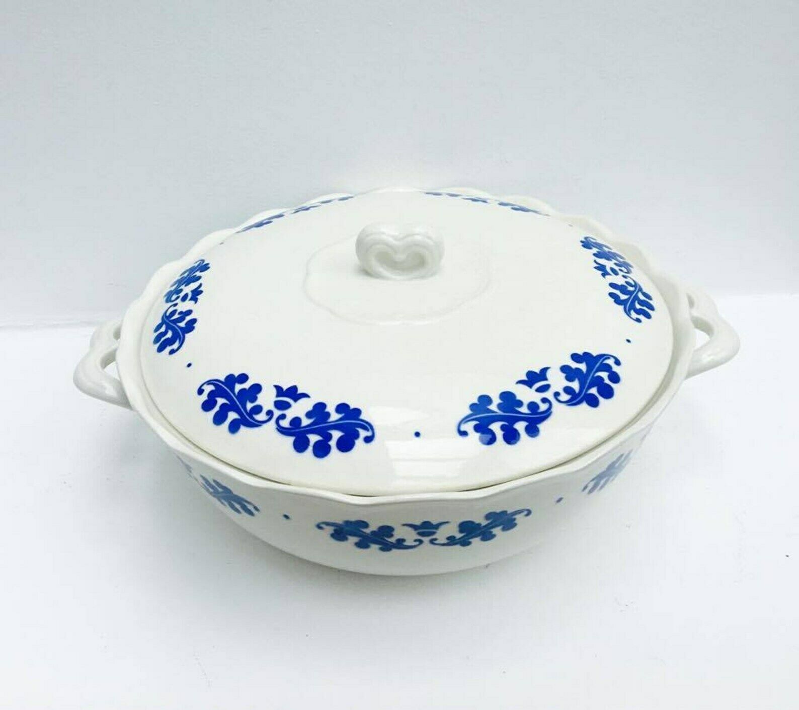Soepterrine Met Deksel – Romantische Franse Vintage Terrine Met Blauw Bloemmotief, Boch Frères, La Louvière, België – Blauw Wit Keramiek Met Deksel photo furniture