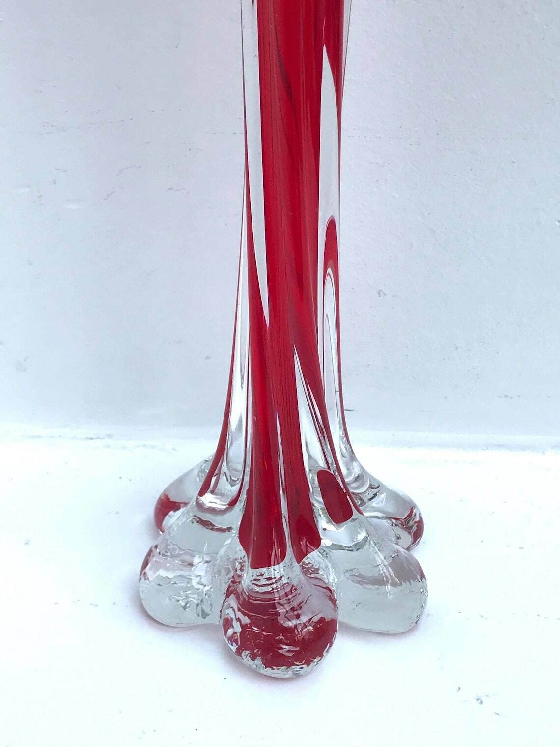Vase soliflor en verre torsadé rouge, grand modèle élancé mid-century modern, tige vrillée en verre vert, style tube en verre d'art photo vinterior