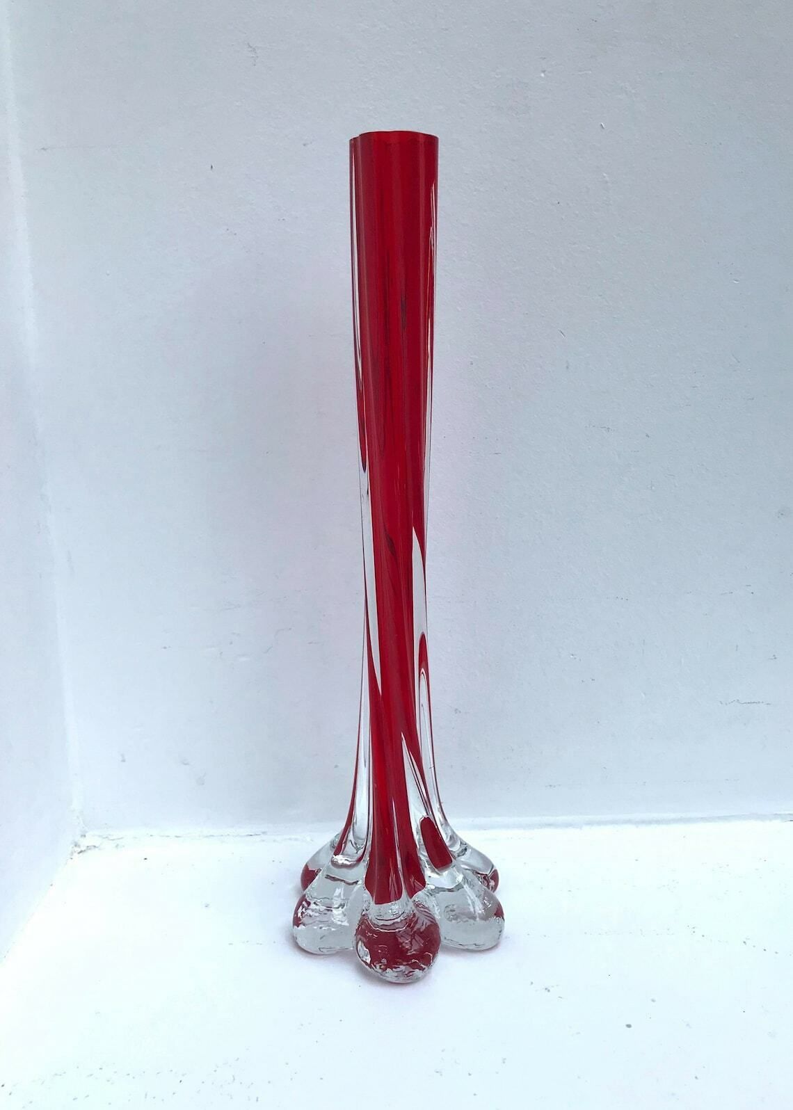 photo for sale Vase soliflor en verre torsadé rouge, grand modèle élancé mid-century modern, tige vrillée en verre vert, style tube en verre d'art
