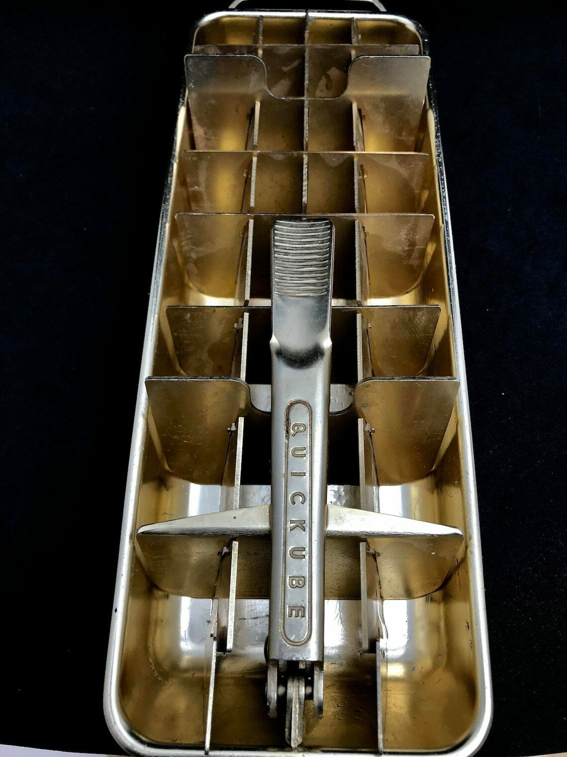 2 Ijsblokjesbakken Quickcube Goudkleurig Aluminium Mid Century Jaren 1950–1960 Vintage Vriezeraccesoire Handmatig Ijsblokjes Metalen Vakjes Vintage photo Woonaccessoires